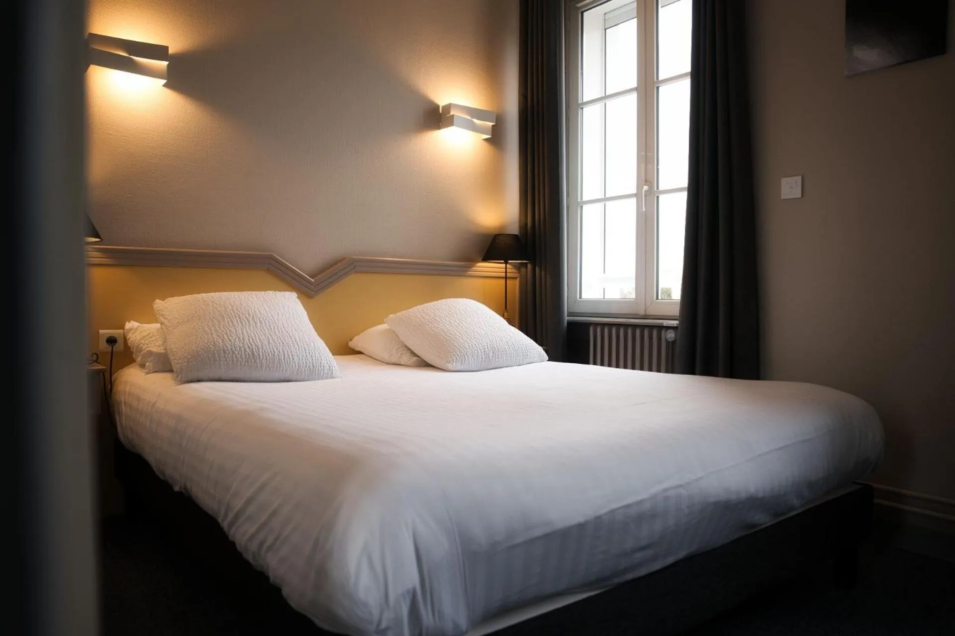 Bed in Logis Restaurant & Hôtel À la 12