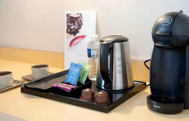 Coffee/tea facilities in Logis Restaurant & Hôtel À la 12