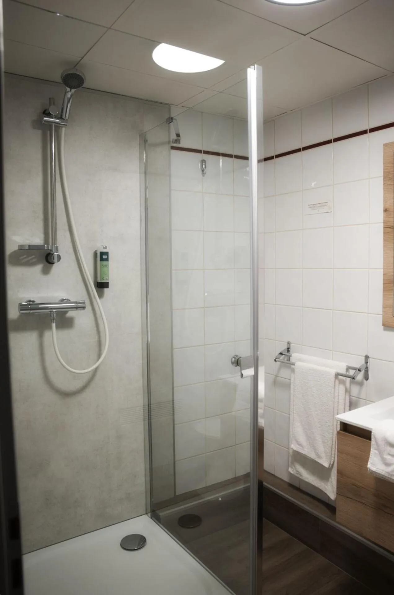 Shower in Logis Restaurant & Hôtel À la 12