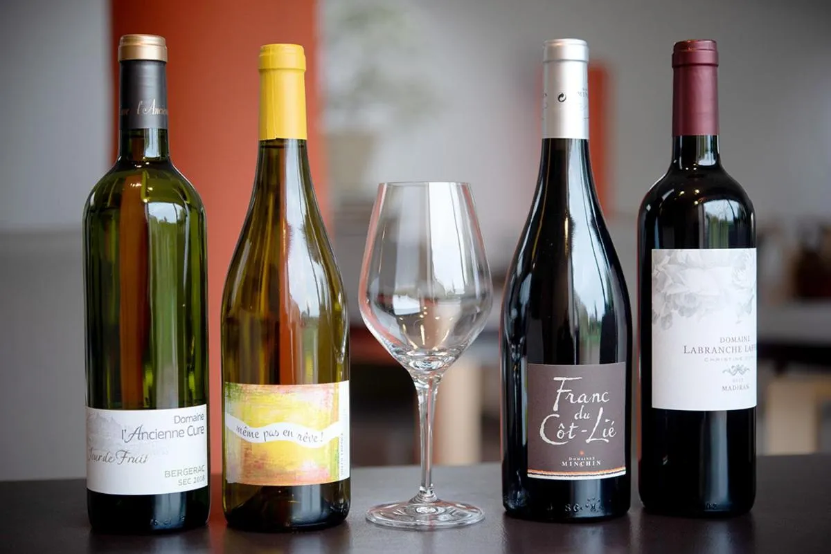 Restaurant/places to eat in Logis Restaurant & Hôtel À la 12