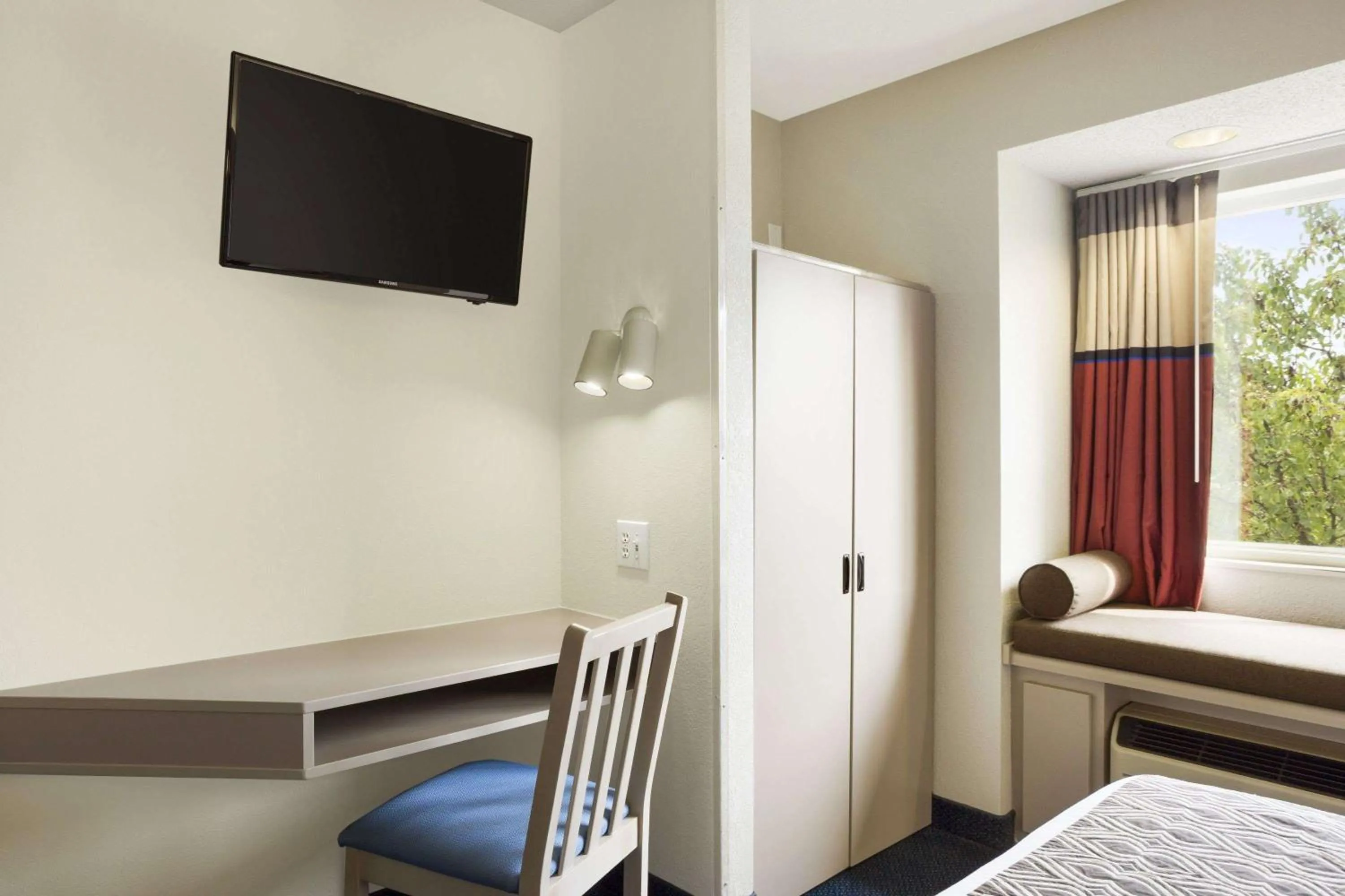 Photo of the whole room, Bed in Microtel Inn By Wyndham Louisville East