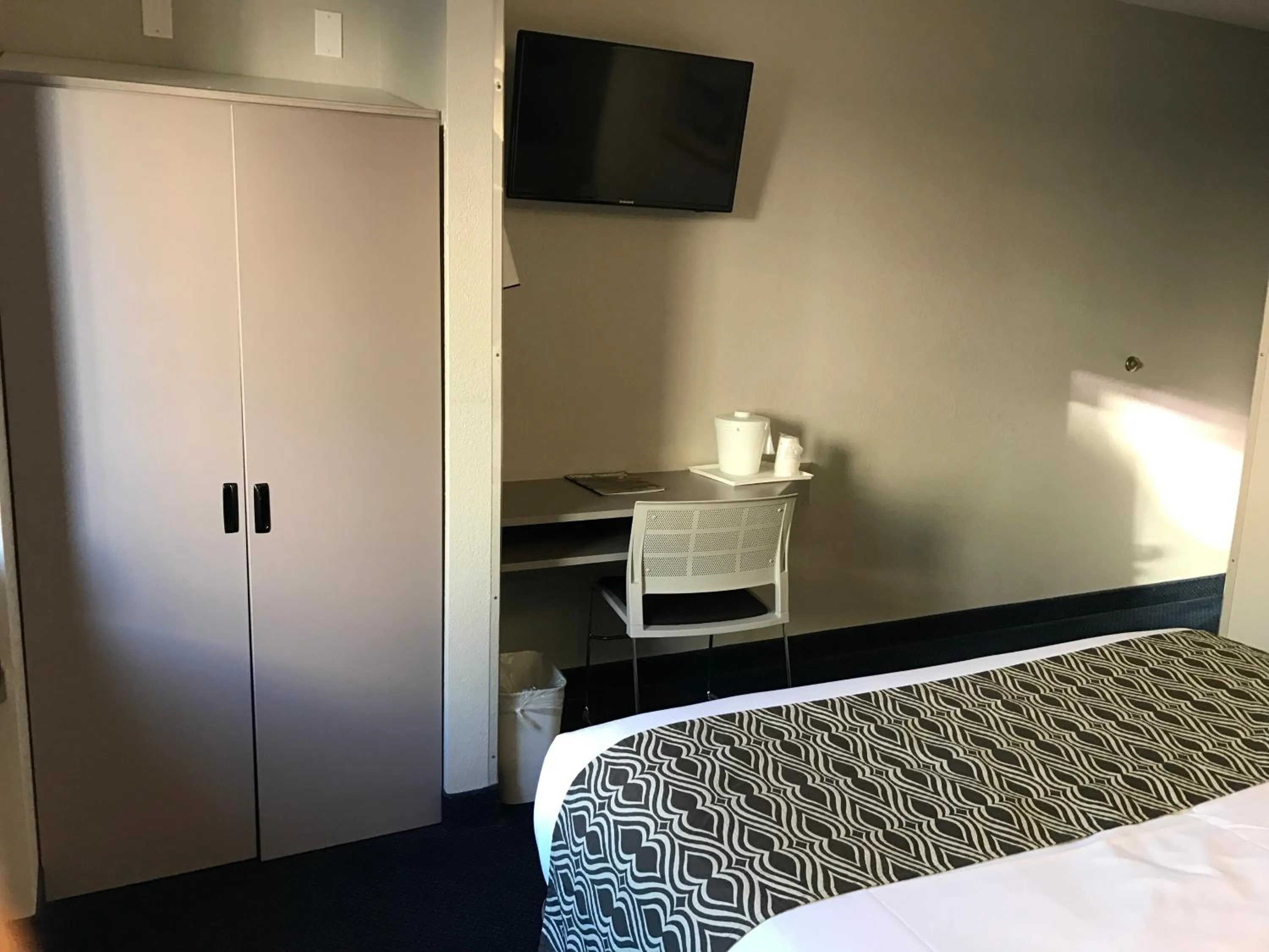 TV and multimedia, Bed in Microtel Inn By Wyndham Louisville East