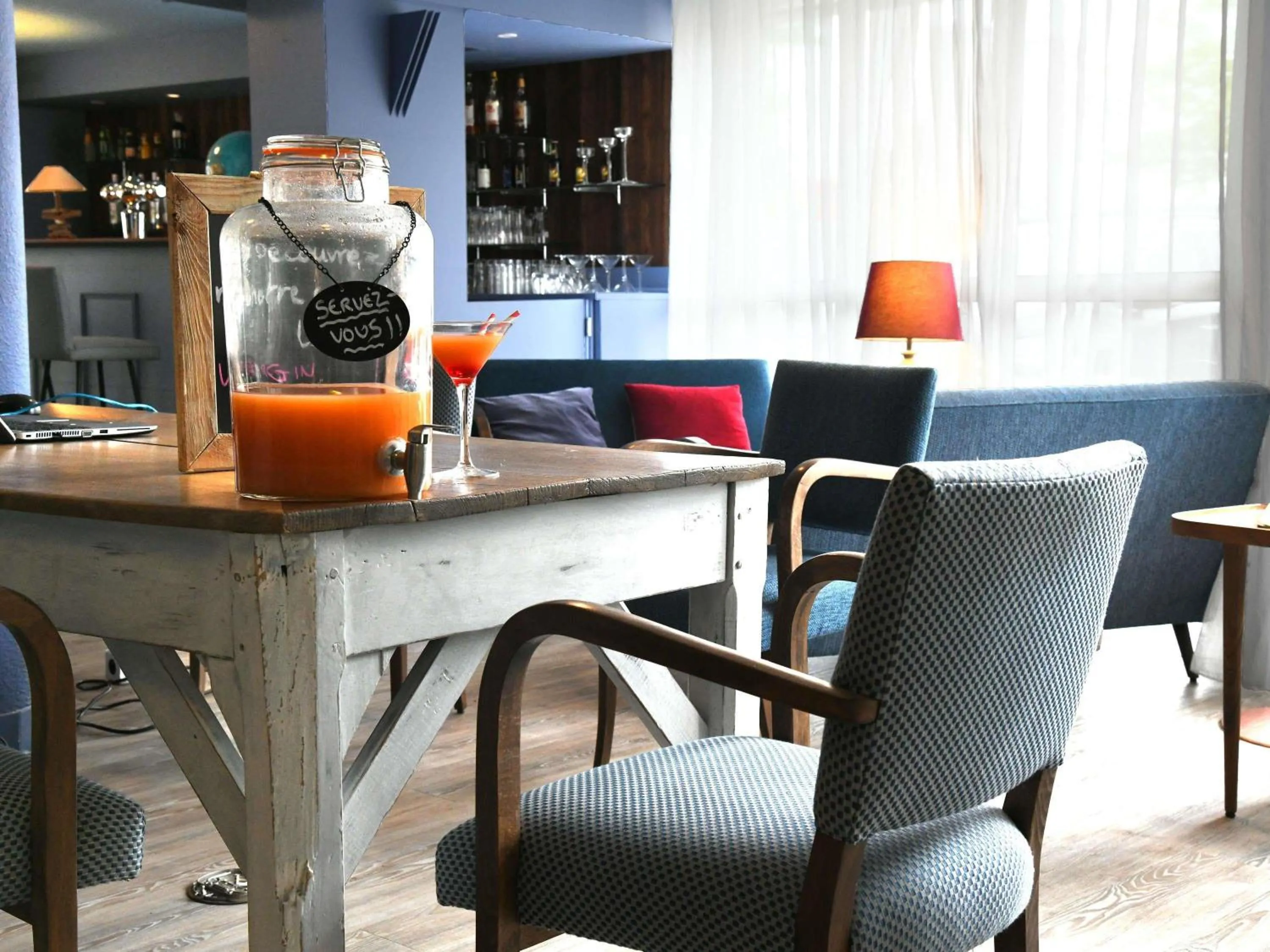 Lounge or bar in ibis Nantes Saint Herblain