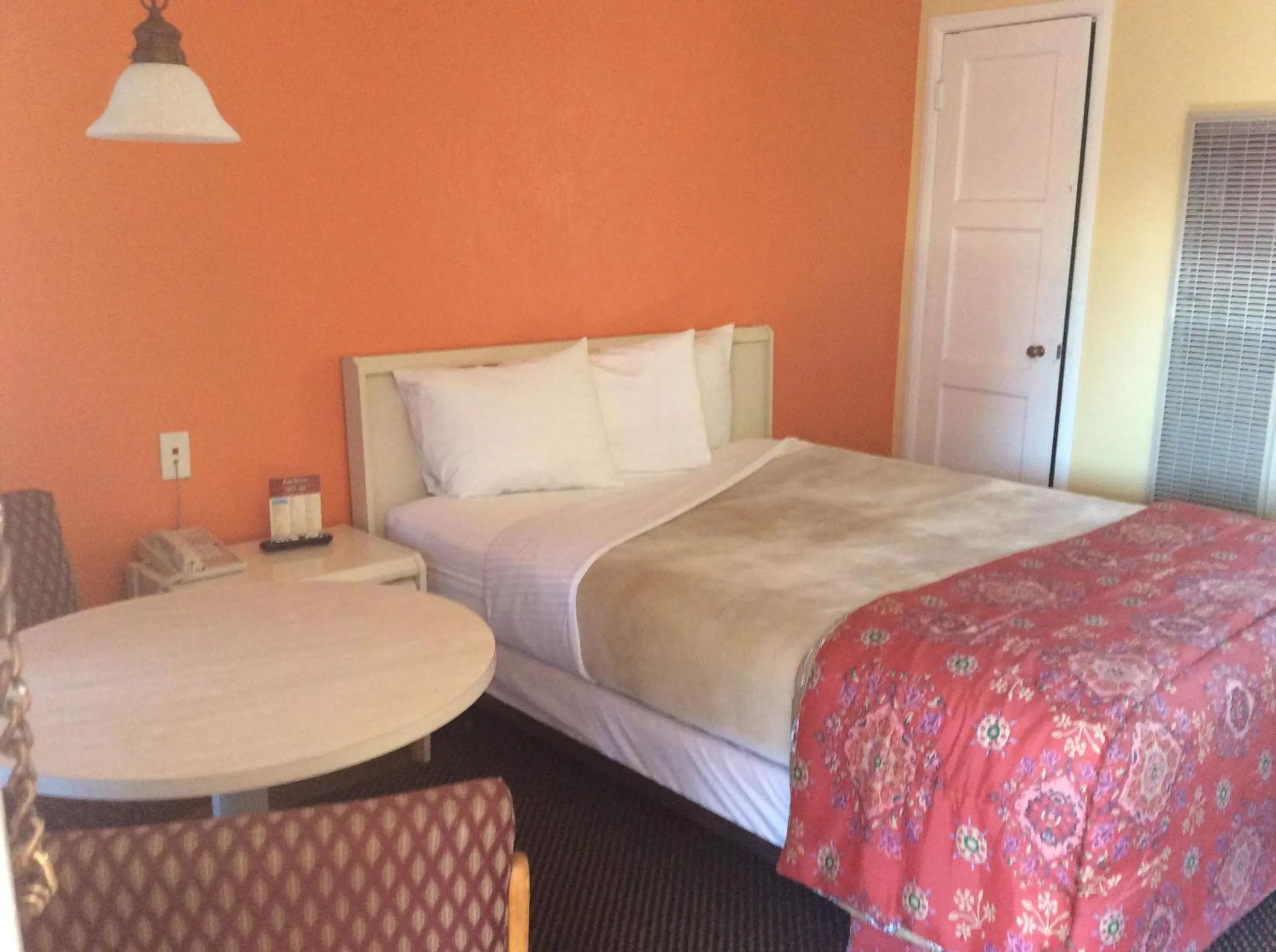 Photo of the whole room, Bed in Los Padres Inn