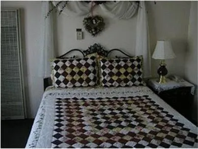 Bed in Los Padres Inn