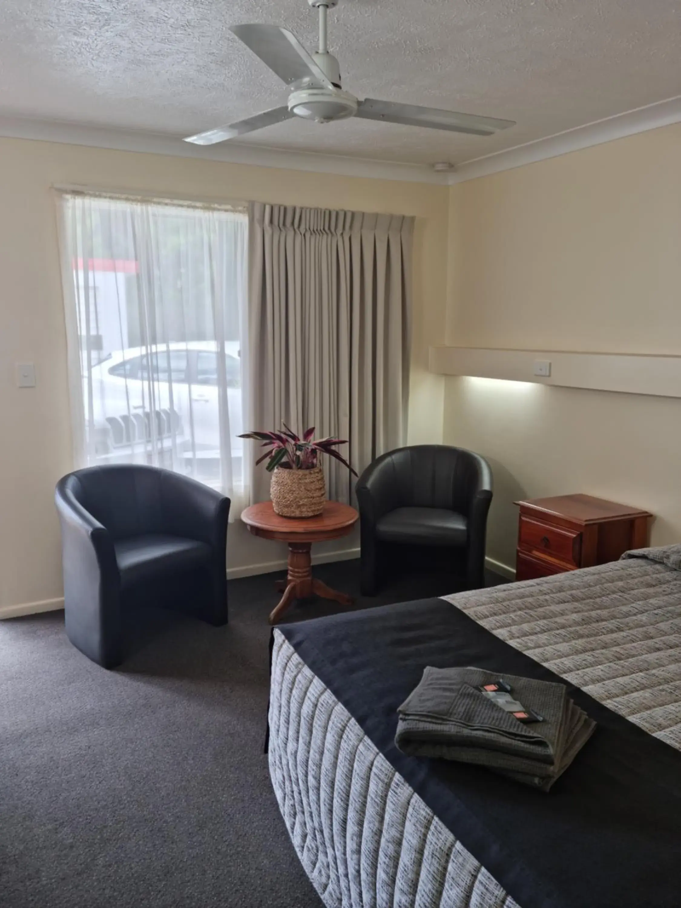 Standard Queen Room in Whiteoaks Motel & Lodges Standard Queen Room in Whiteoaks Motel & Lodges