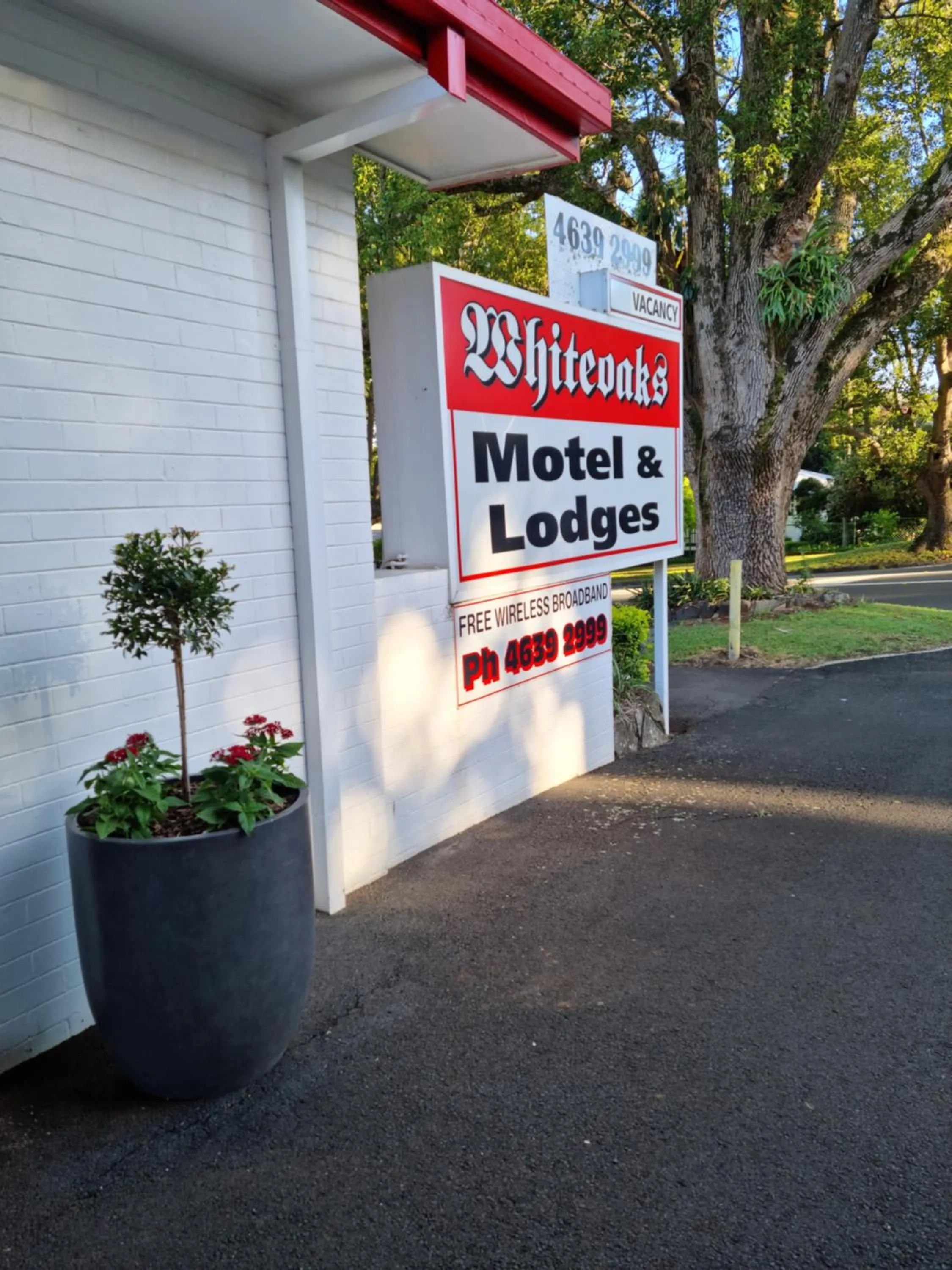 Logo/Certificate/Sign in Whiteoaks Motel & Lodges