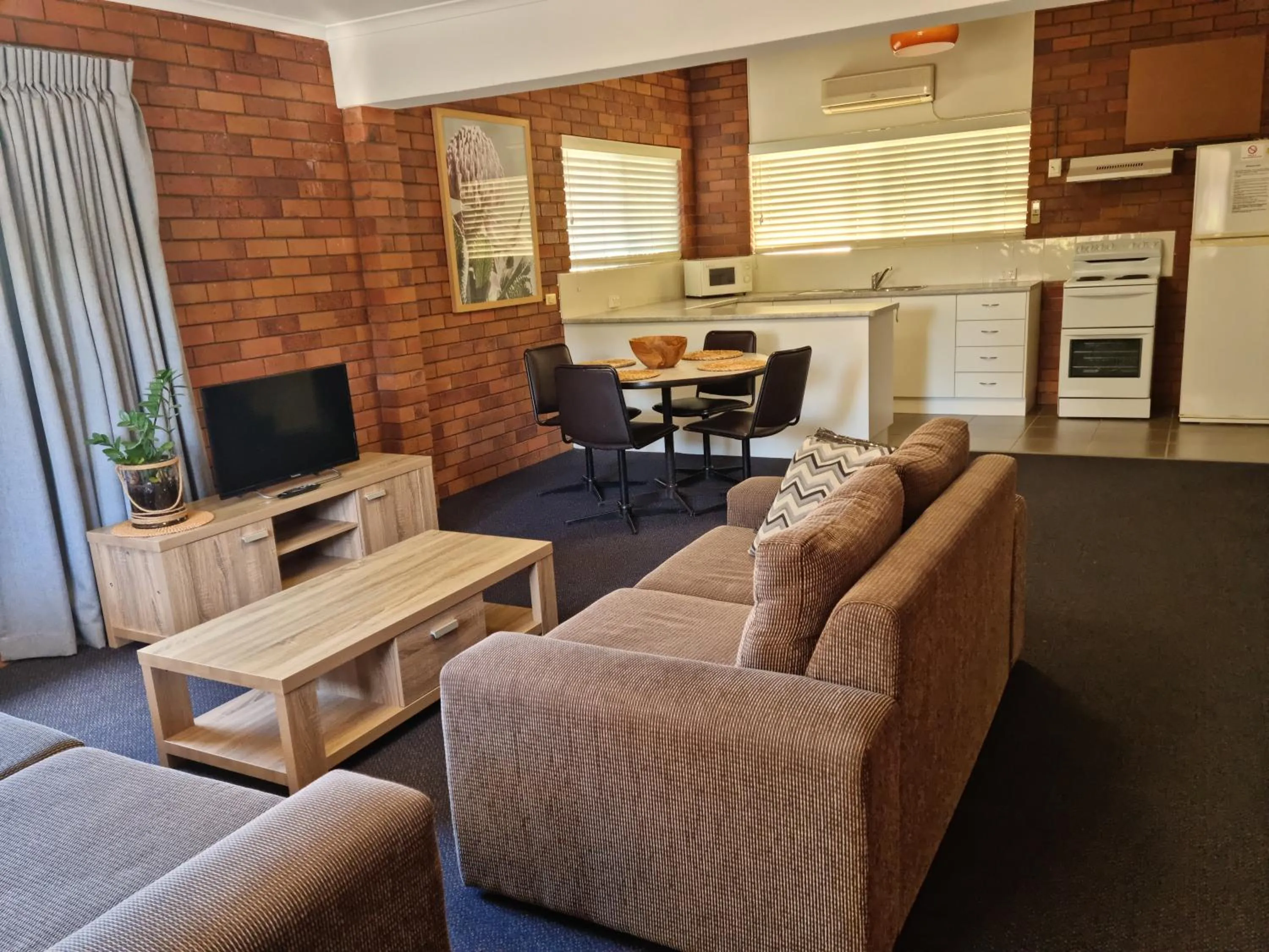 TV and multimedia in Whiteoaks Motel & Lodges