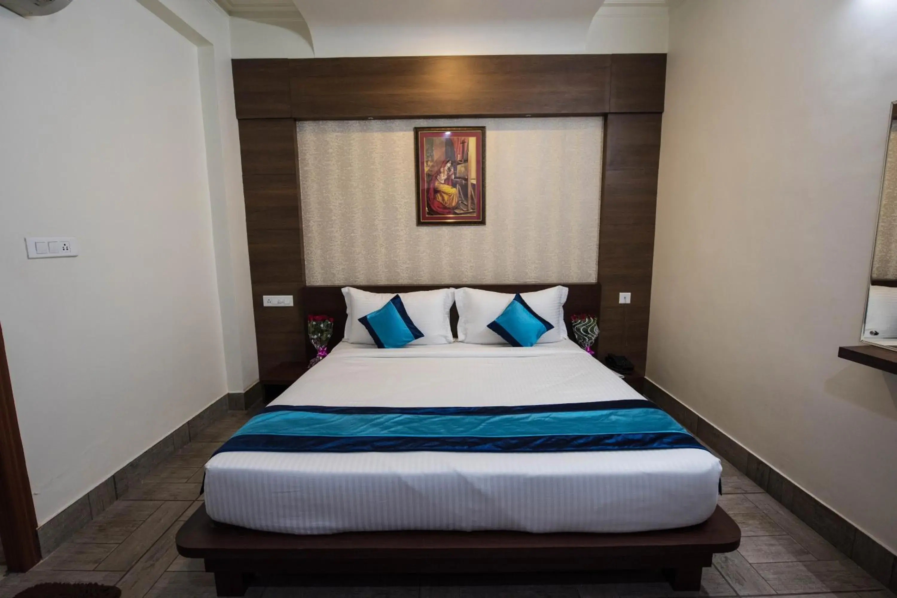 Deluxe King Room - single occupancy in Elite Suites MINT Gomti Nagar Deluxe King Room - single occupancy in Elite Suites MINT Gomti Nagar