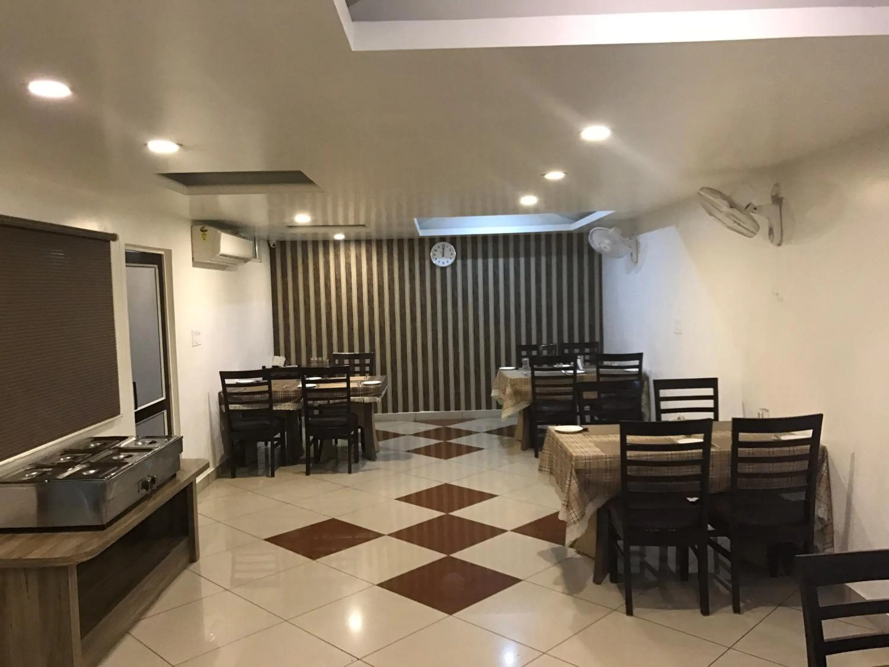 Restaurant/places to eat in Elite Suites MINT Gomti Nagar
