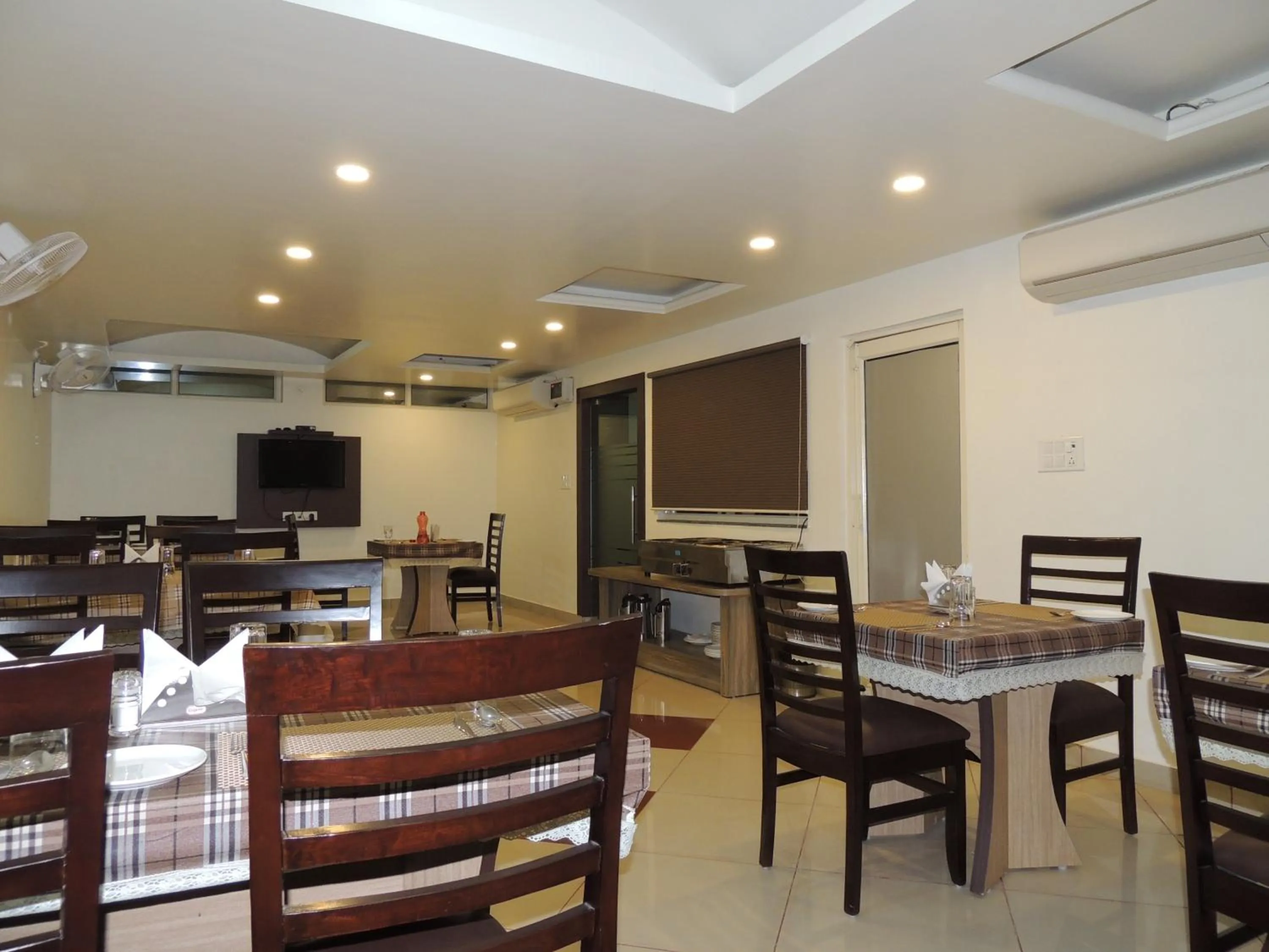 Restaurant/places to eat in Elite Suites MINT Gomti Nagar