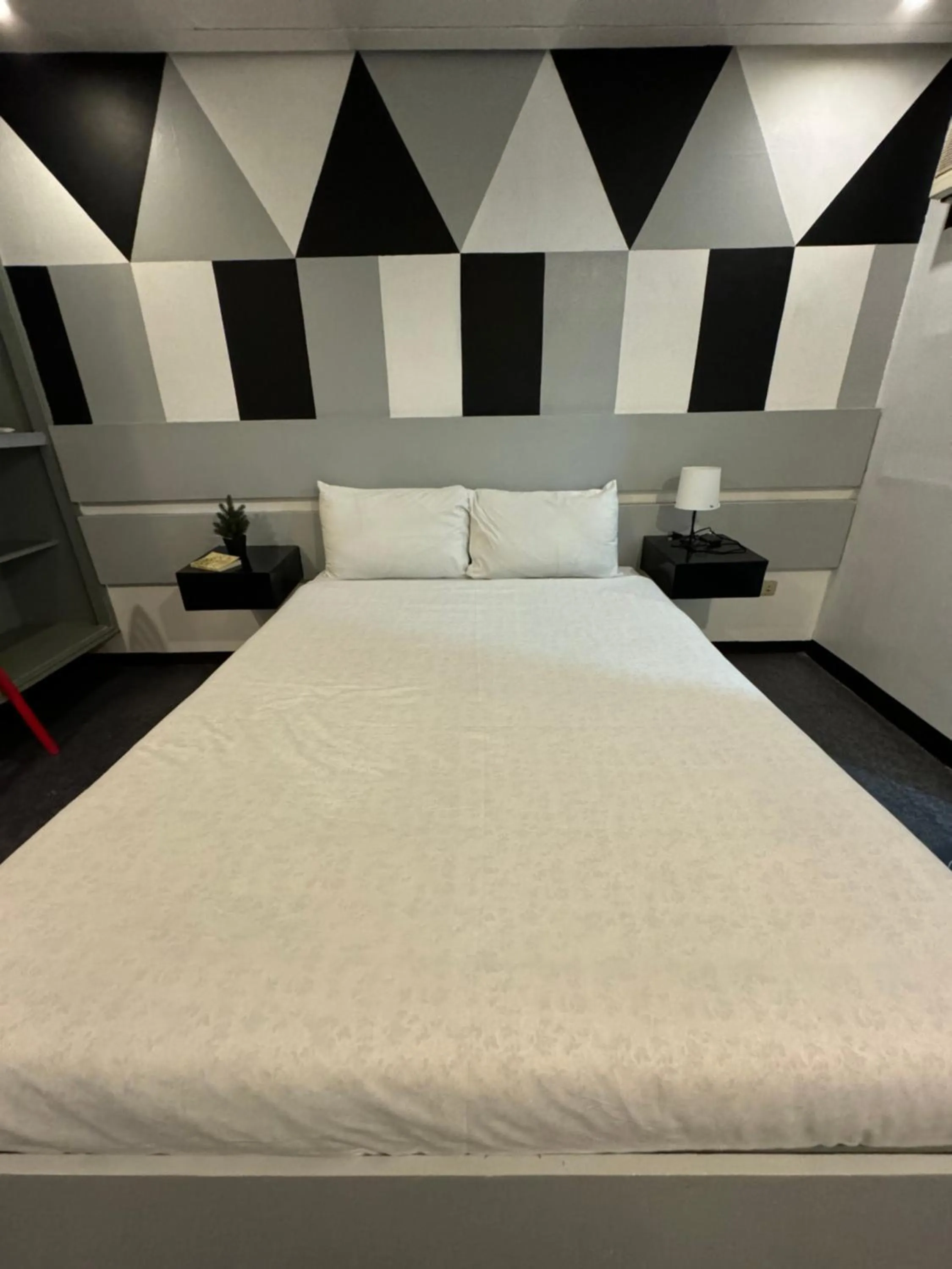 Bed in ACME Inn Subic