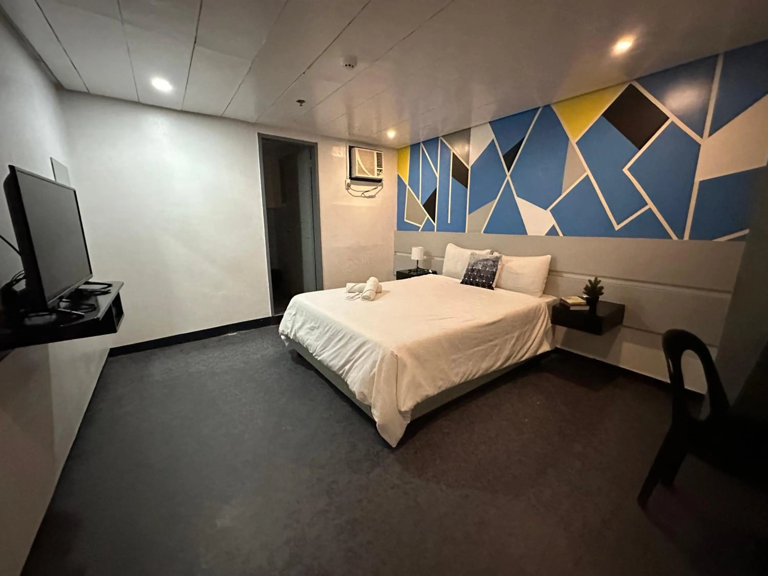 Bed in ACME Inn Subic