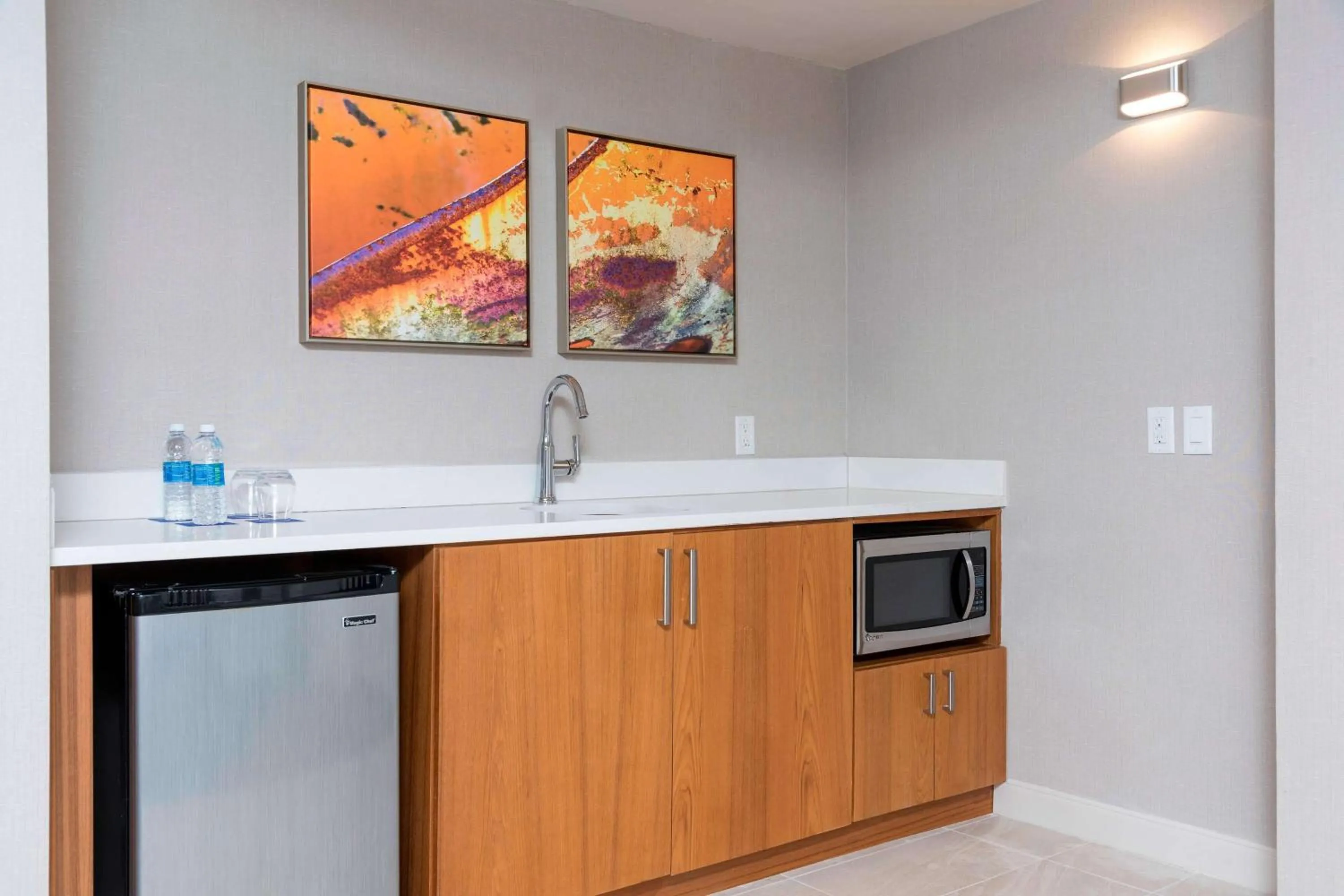 Queen Suite with Kitchenette in Delta Hotels by Marriott Grand Rapids Airport