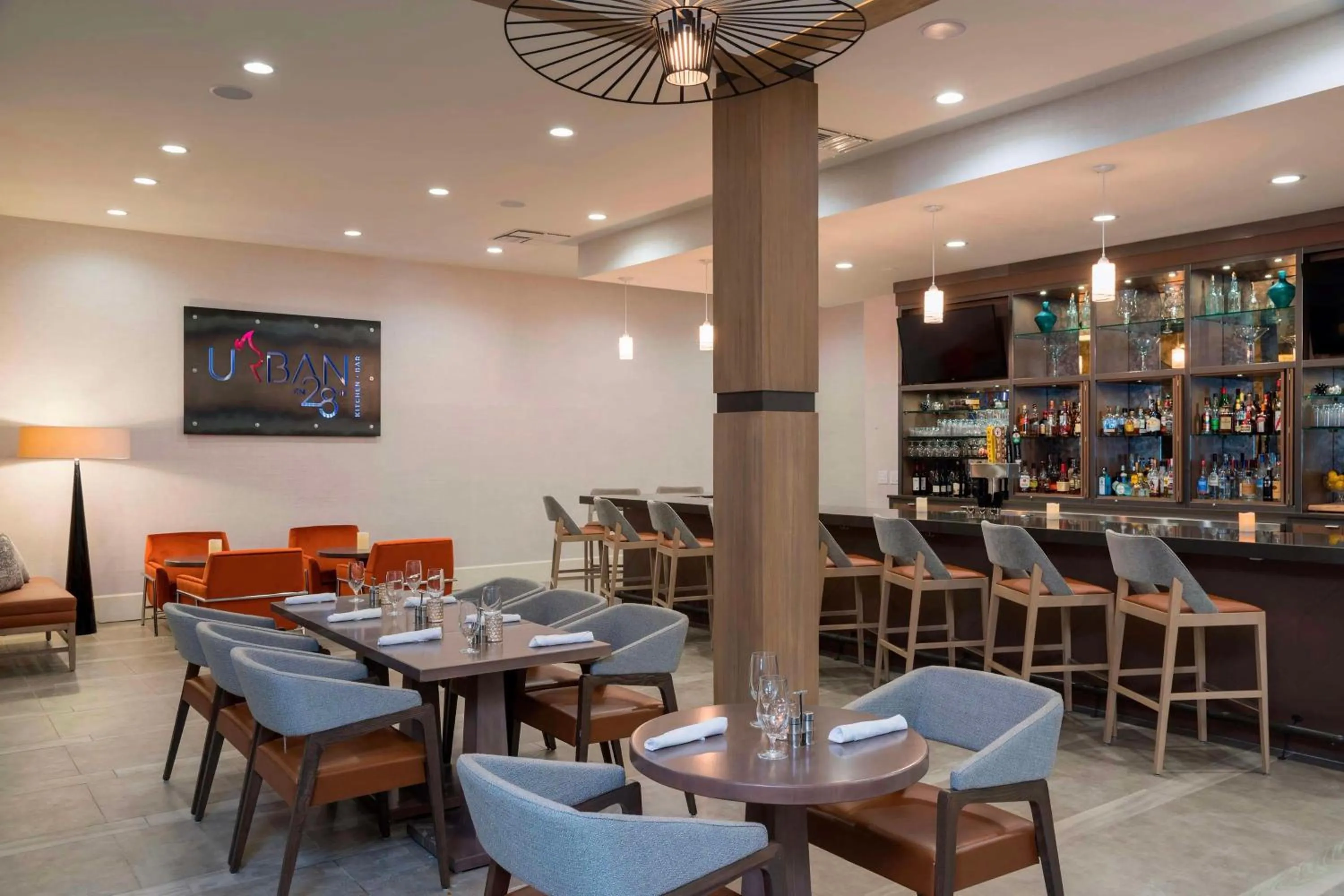 Lounge or bar in Delta Hotels by Marriott Grand Rapids Airport