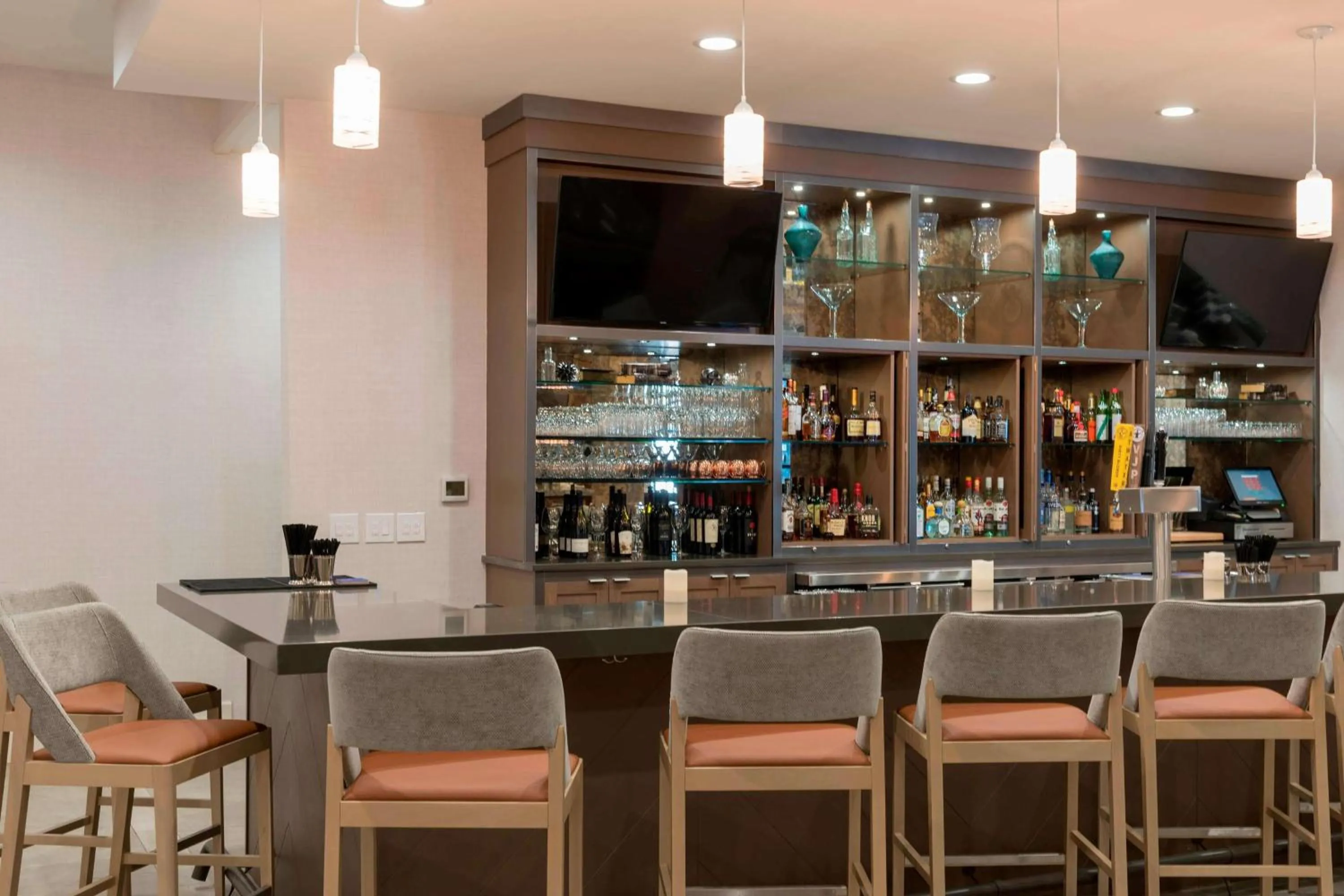 Lounge or bar in Sonesta Hotel Grand Rapids Airport