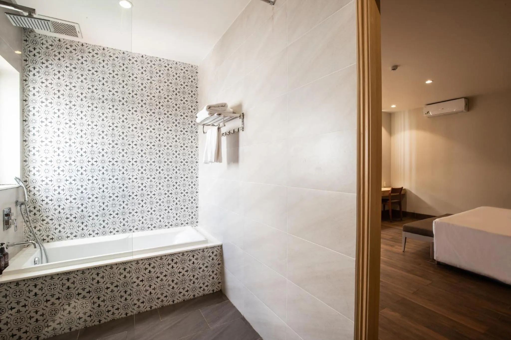 Shower, Bed in Thanh Mai Hotel