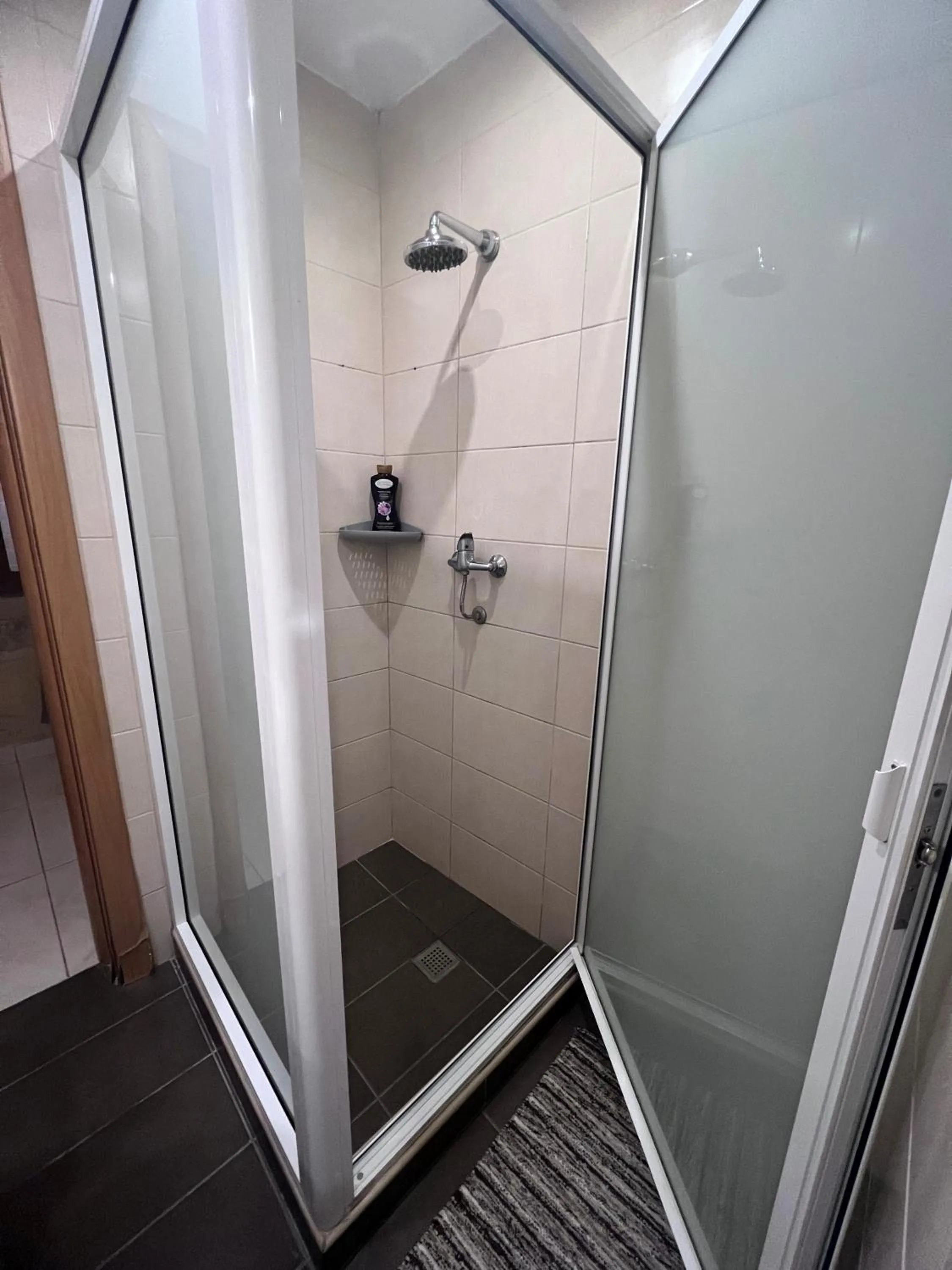 Shower in Twenty Antika