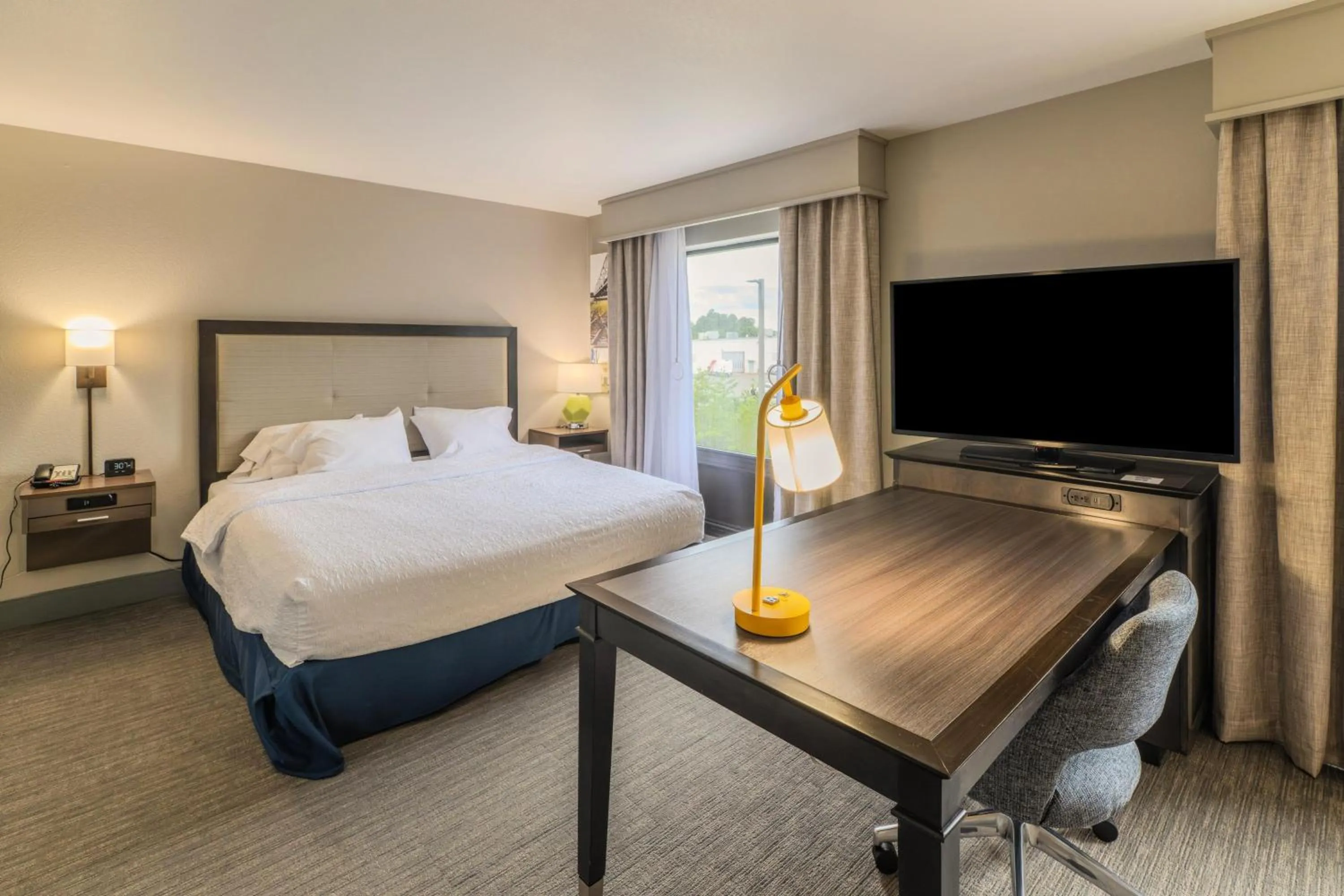 Bed in Hampton Inn Jasper, AL