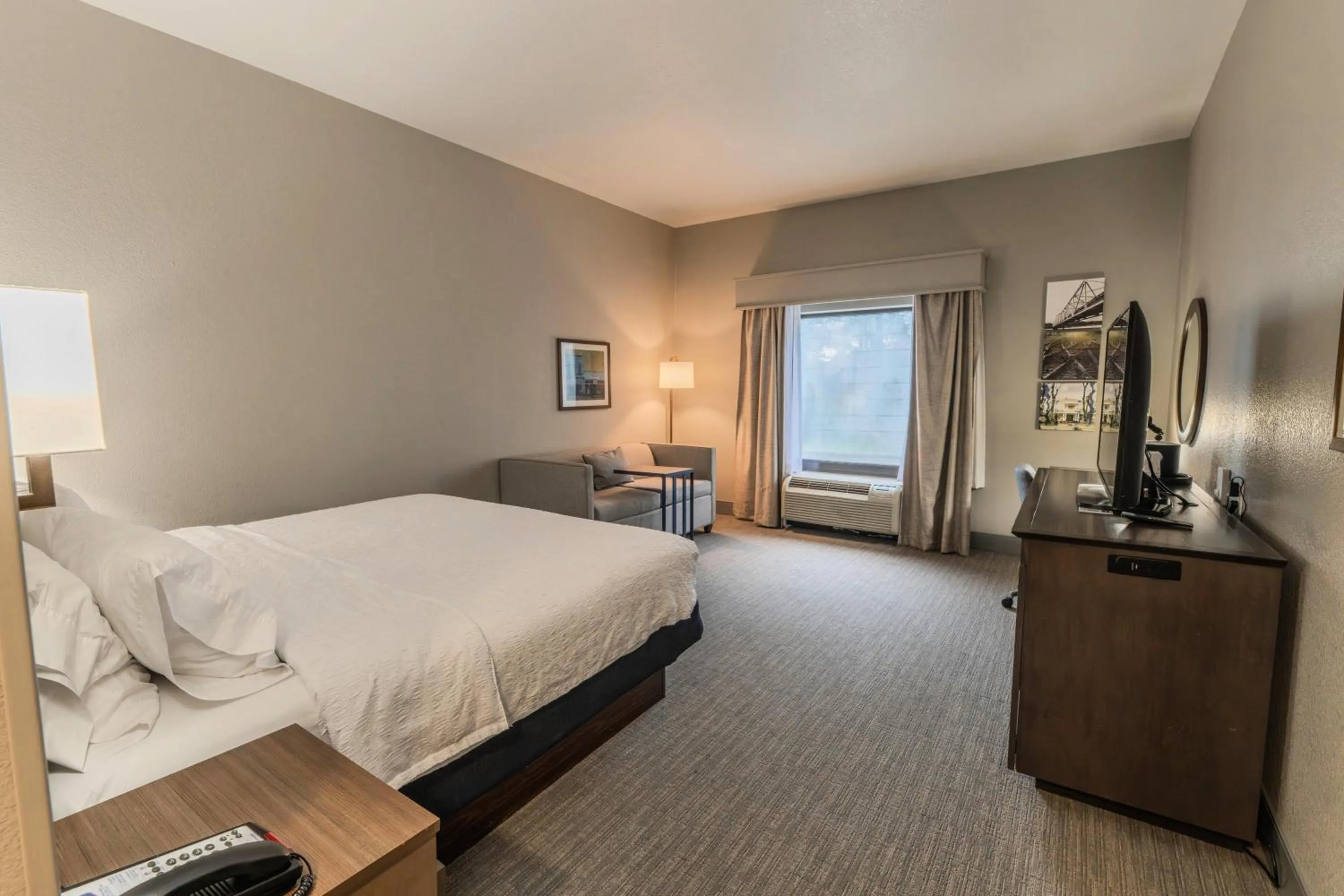 Bed in Hampton Inn Jasper, AL