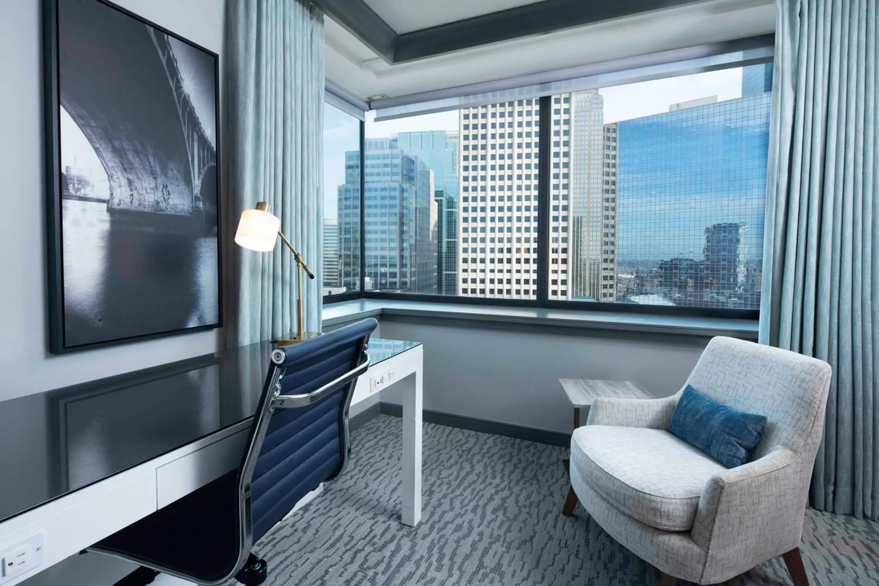 Corner King Room with City View in The Lofton Hotel Minneapolis, Tapestry Collection by Hilton Corner King Room with City View in The Lofton Hotel Minneapolis, Tapestry Collection by Hilton