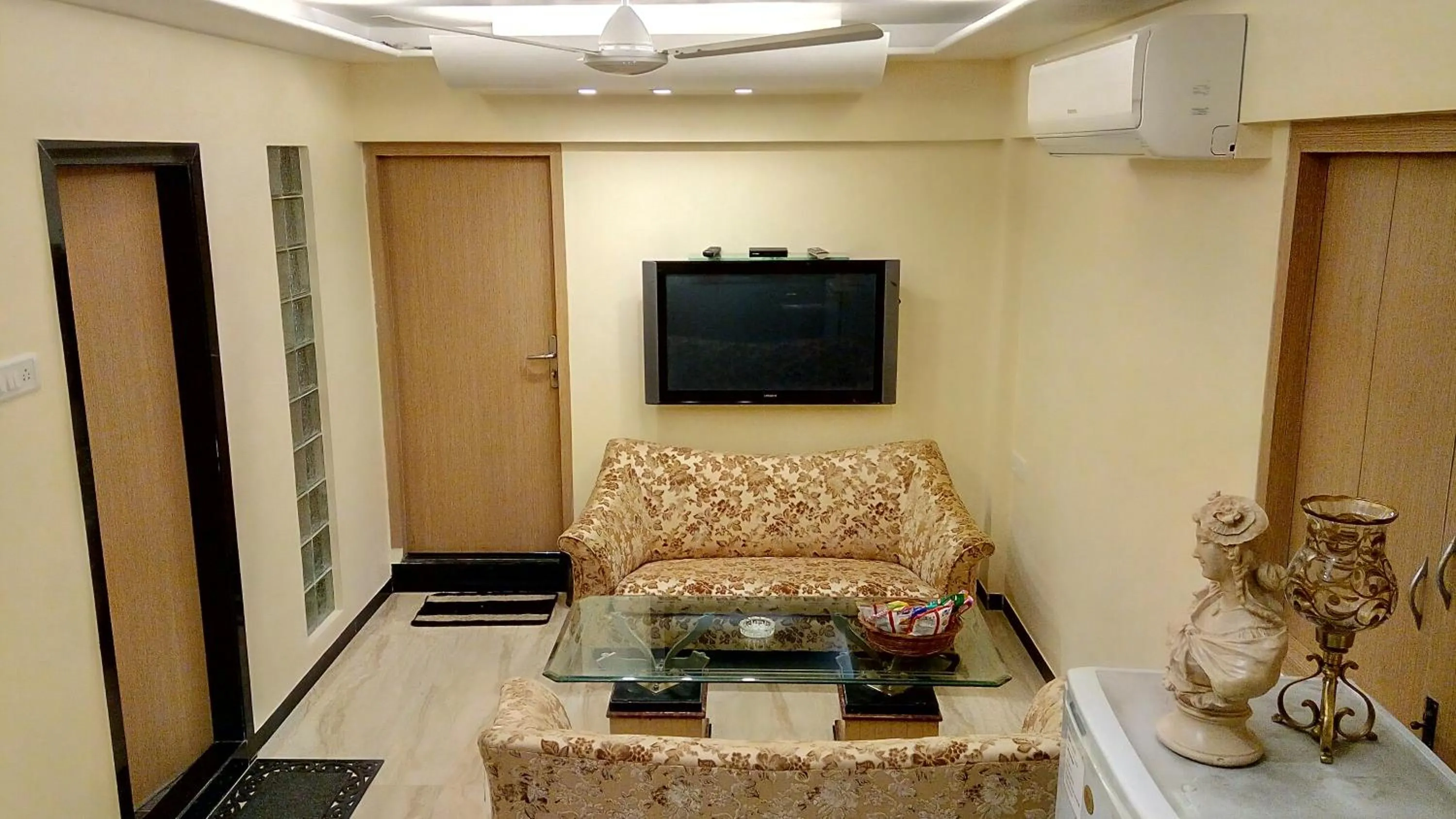 TV and multimedia in Hotel Metro Palace Bandra