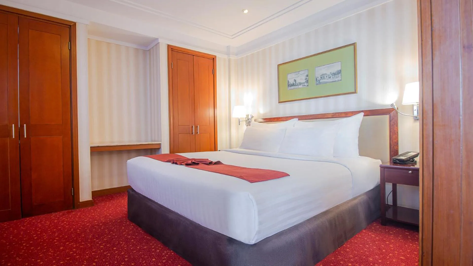 Bed in Redtop Hotel & Convention Center