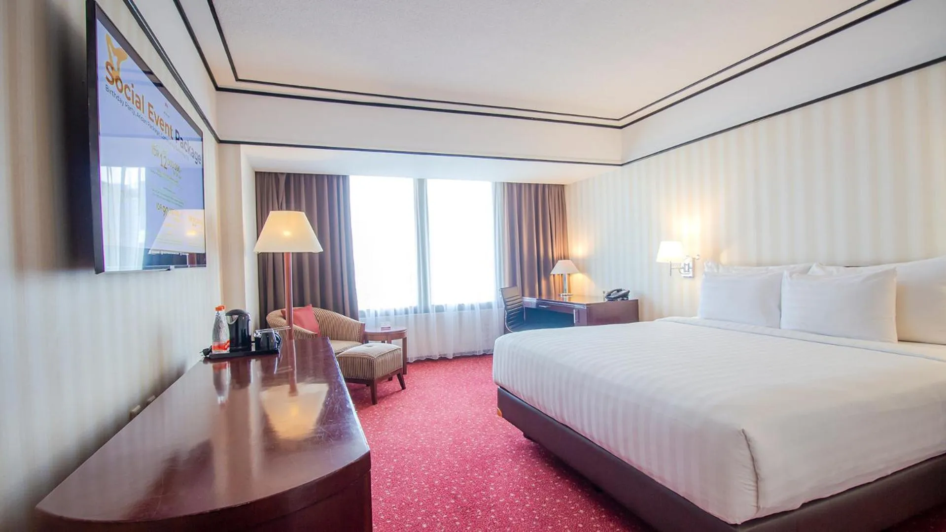 Bed in Redtop Hotel & Convention Center