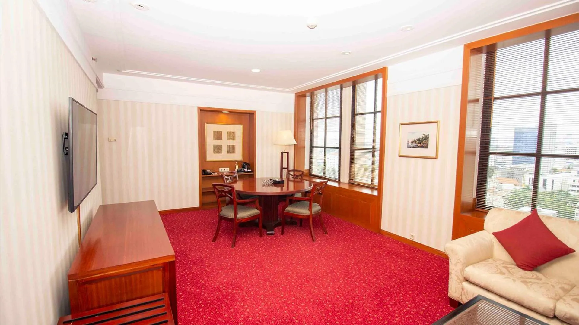 Living room in Redtop Hotel & Convention Center