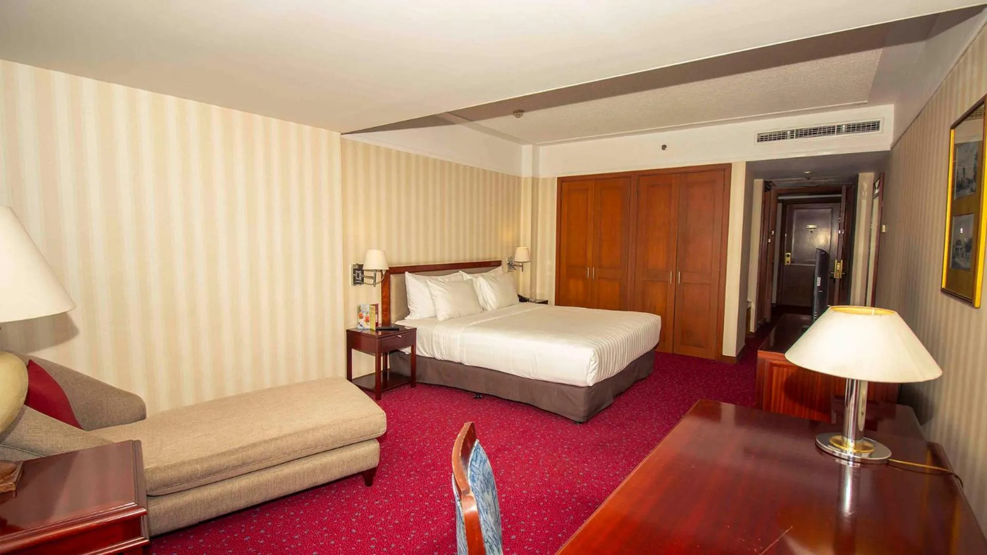 Bedroom, Bed in Redtop Hotel & Convention Center