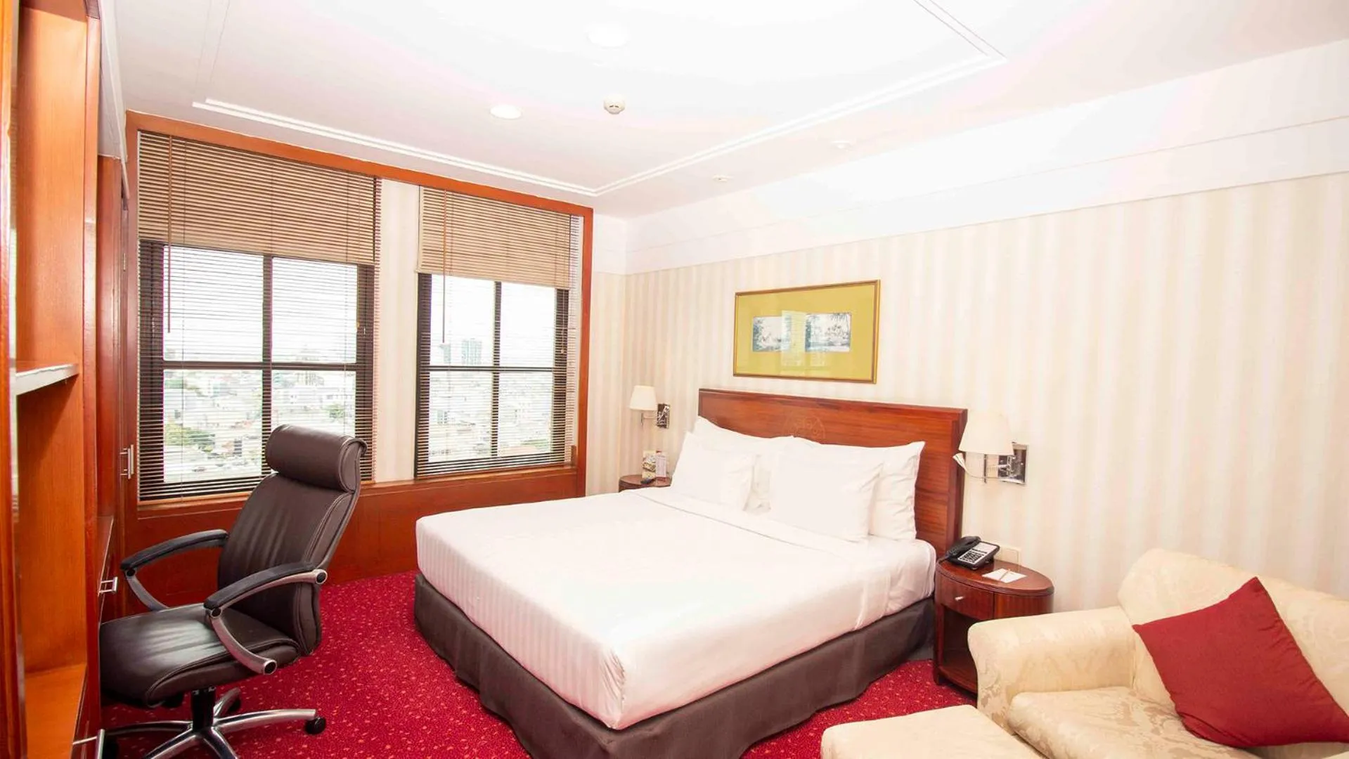 Bedroom, Bed in Redtop Hotel & Convention Center