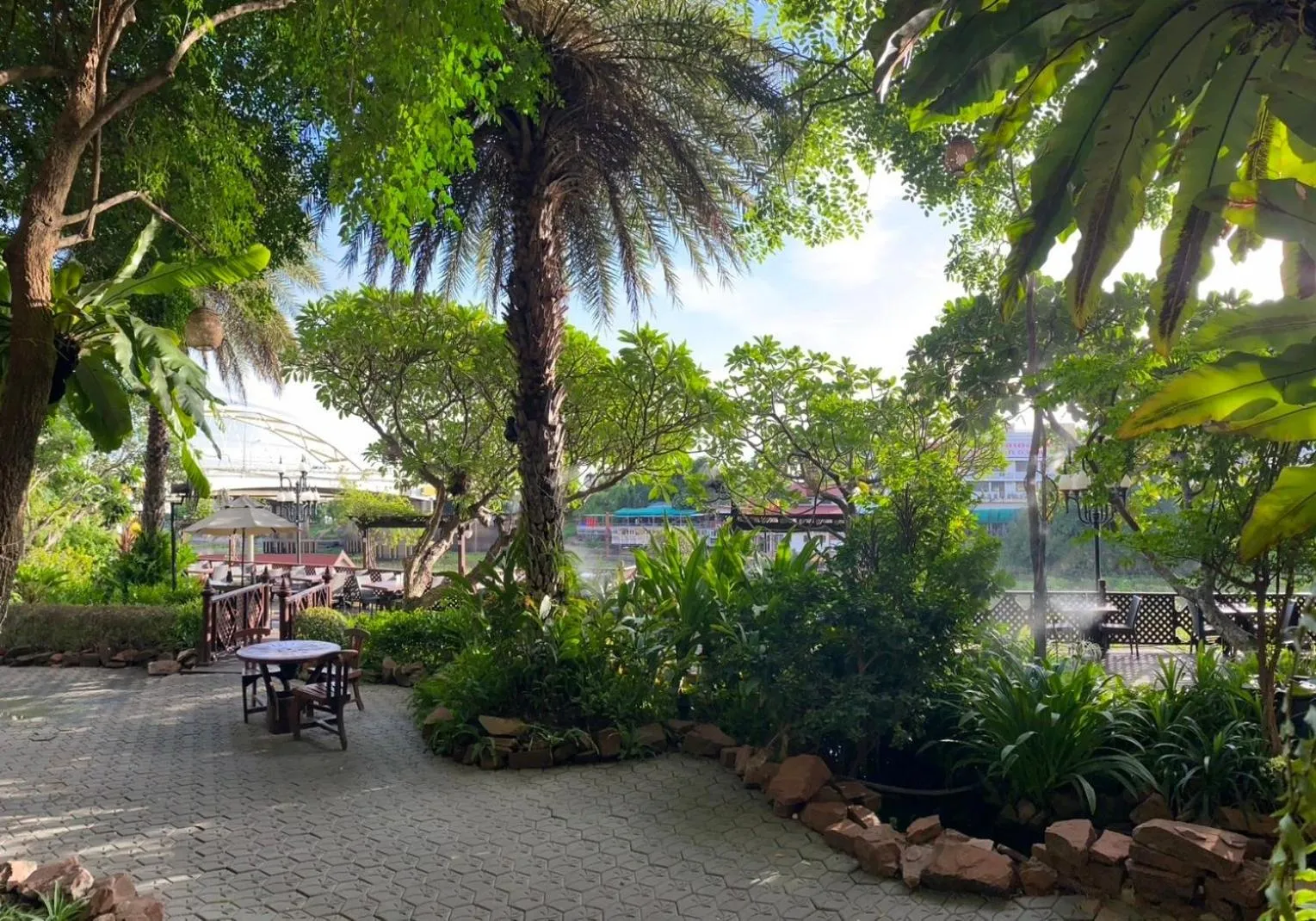 Restaurant/places to eat in Krungsri River Hotel