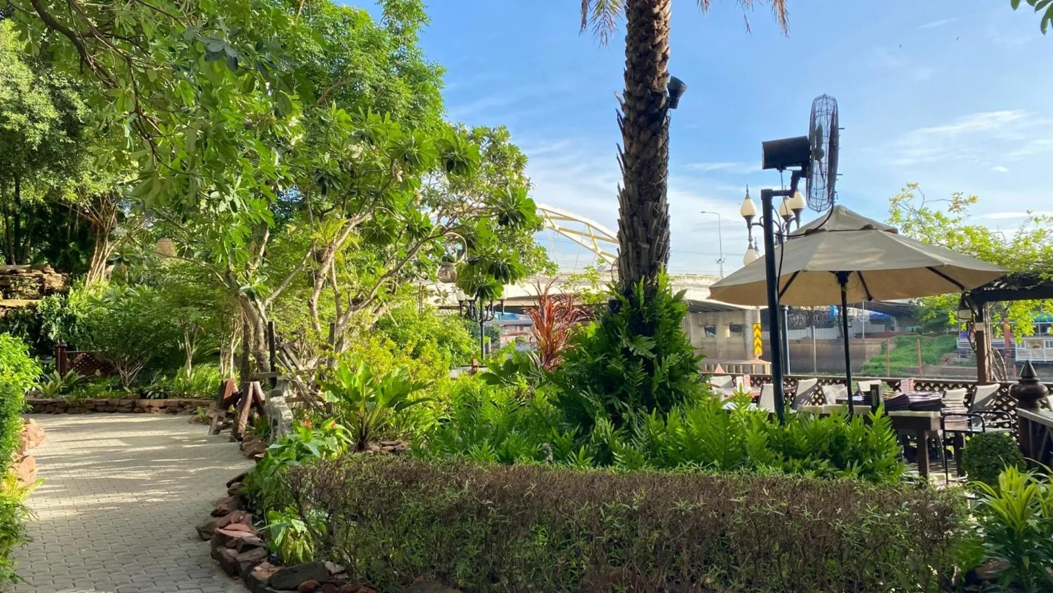 Restaurant/places to eat in Krungsri River Hotel