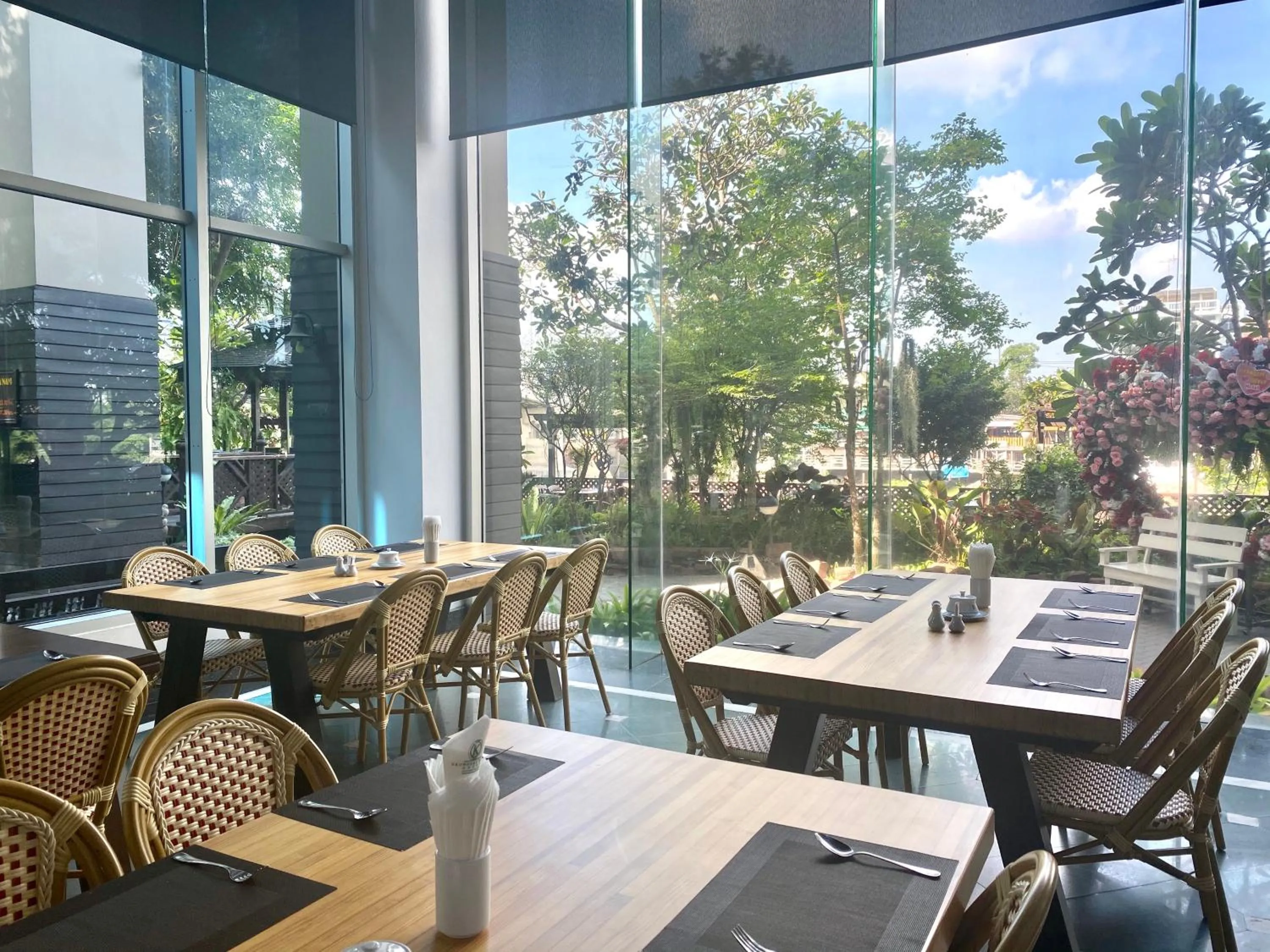 Restaurant/places to eat in Krungsri River Hotel