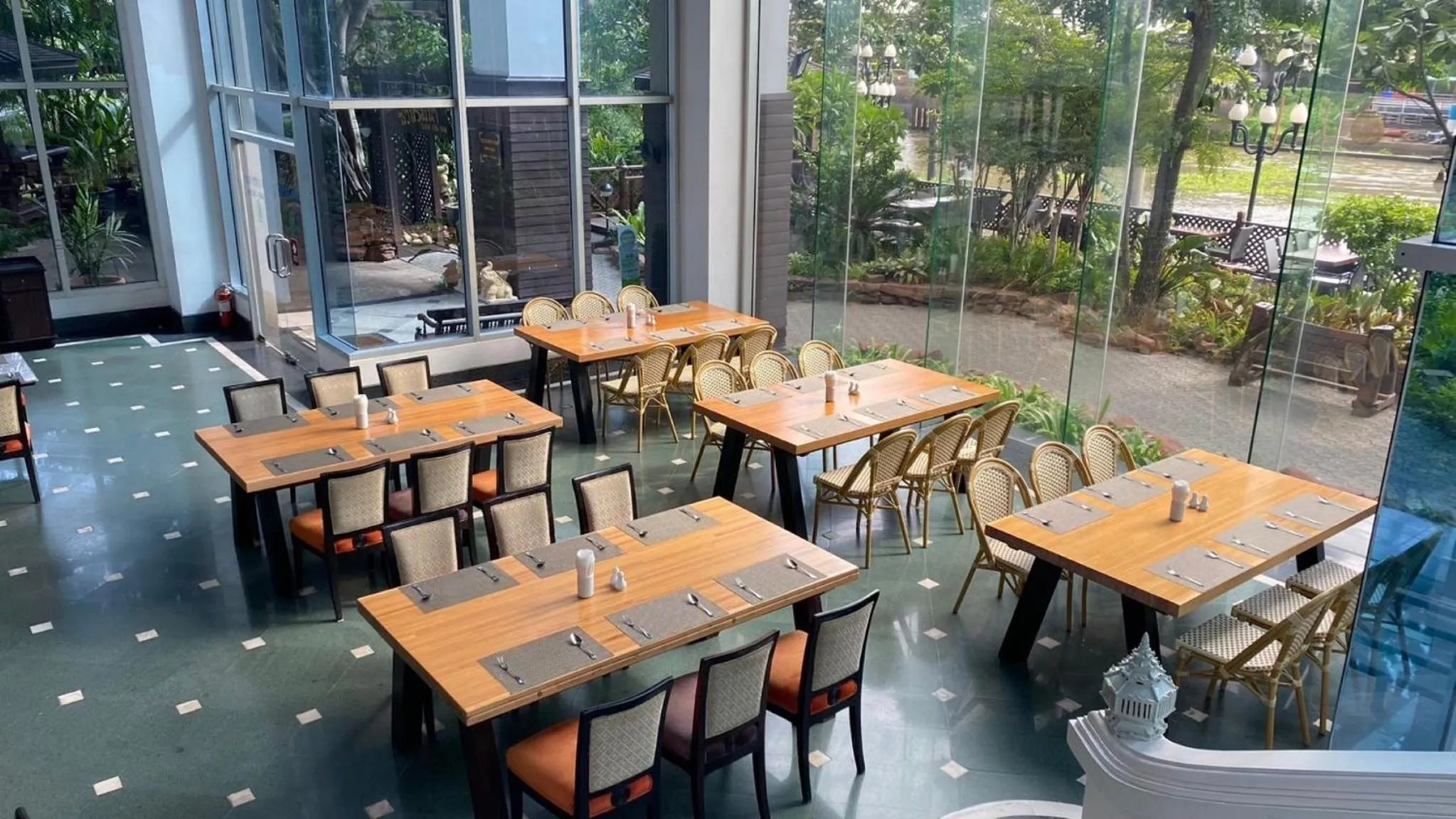 Restaurant/places to eat in Krungsri River Hotel