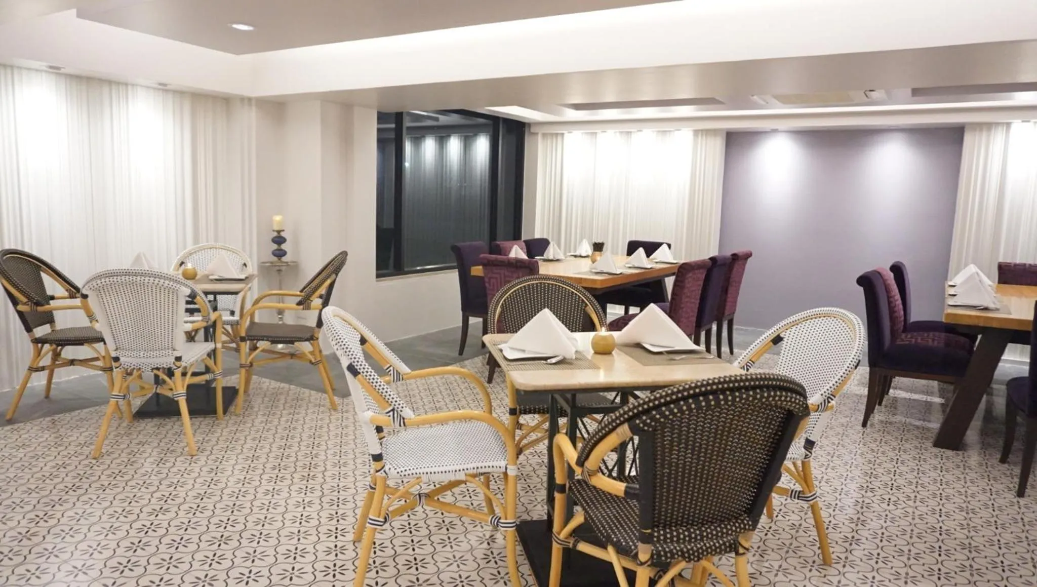 Restaurant/places to eat in Krungsri River Hotel