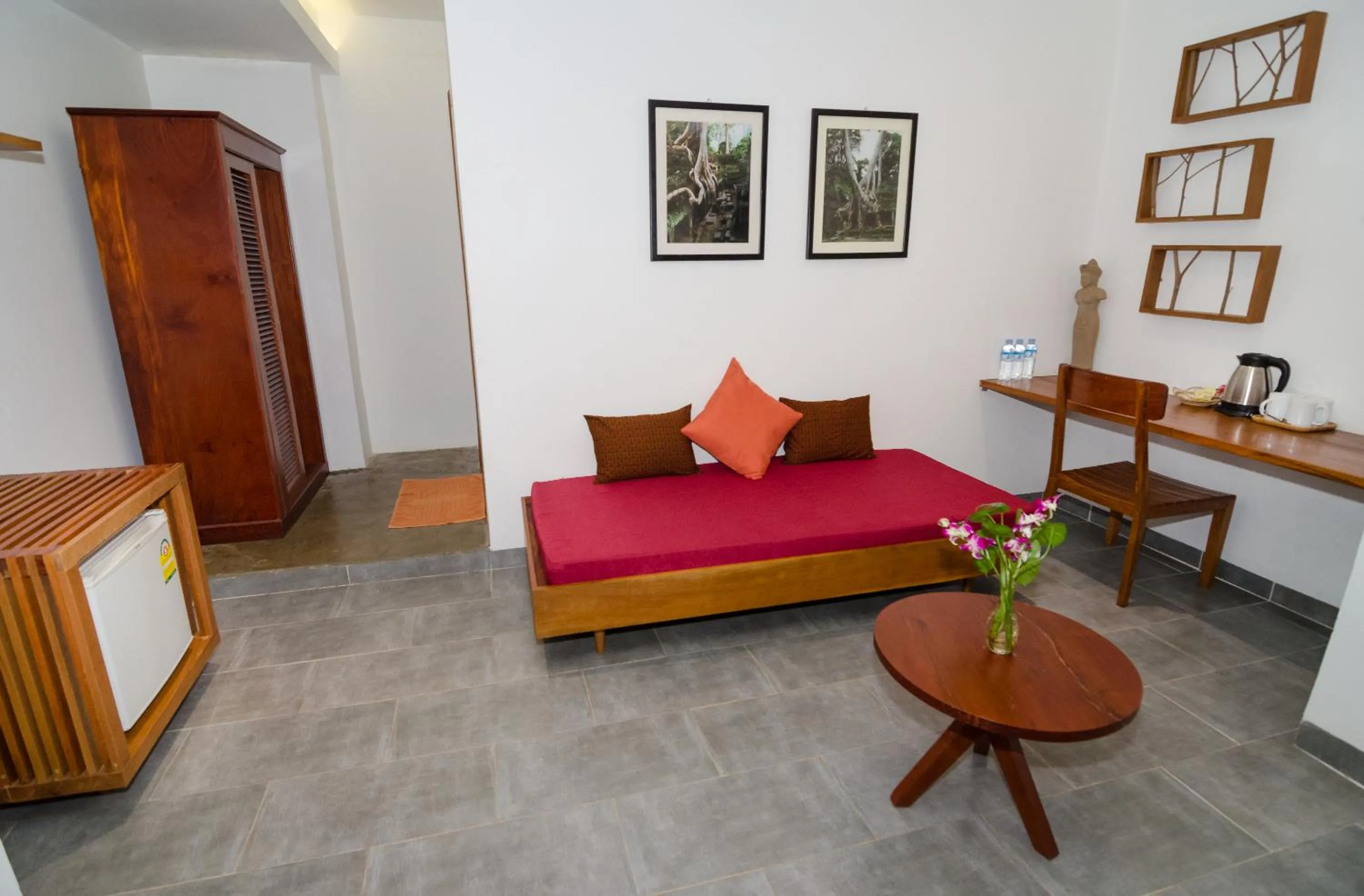 Seating area, Bed in Neth Socheata Hotel