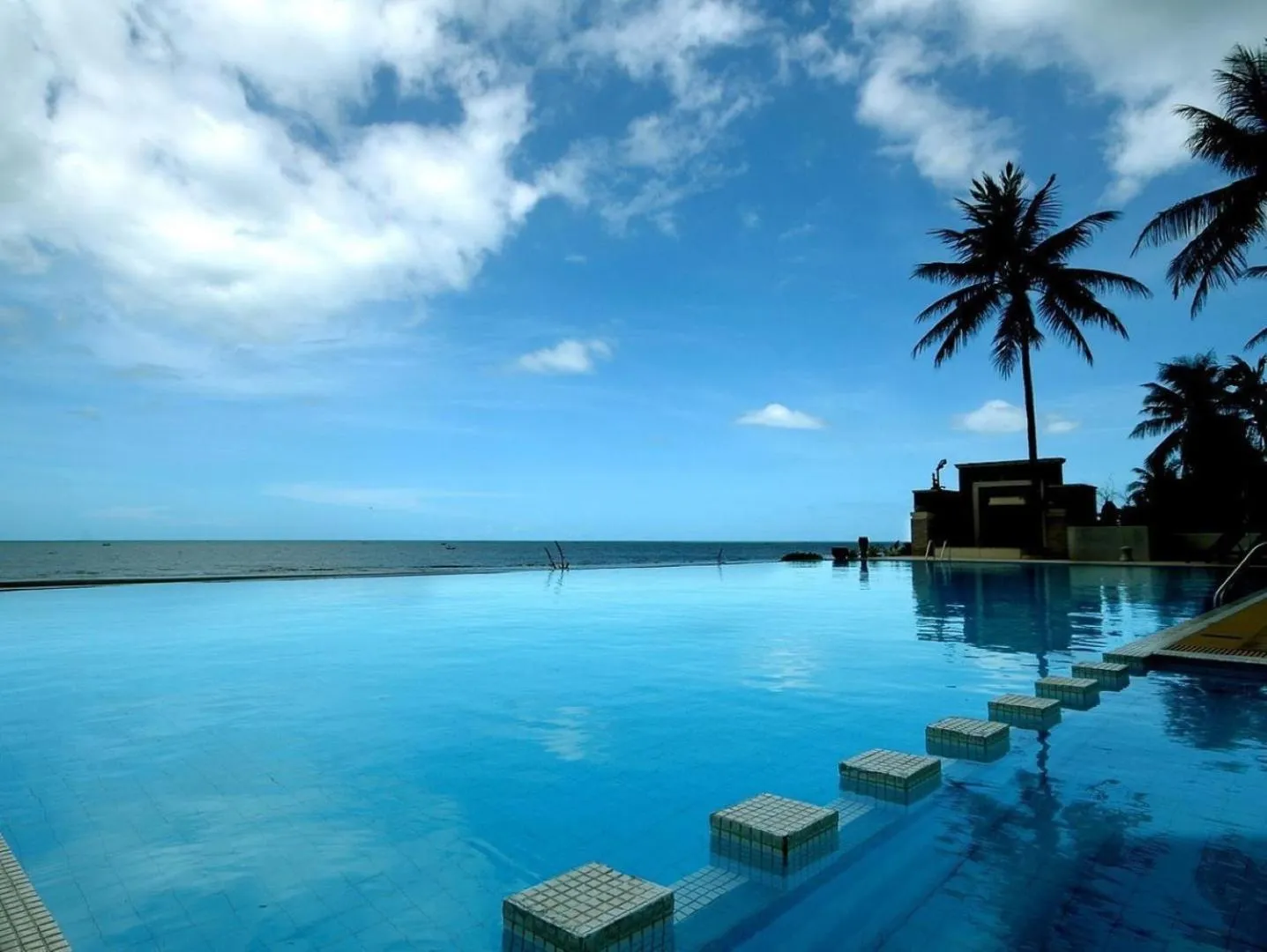 Swimming pool in Golden Pine Beach Resort