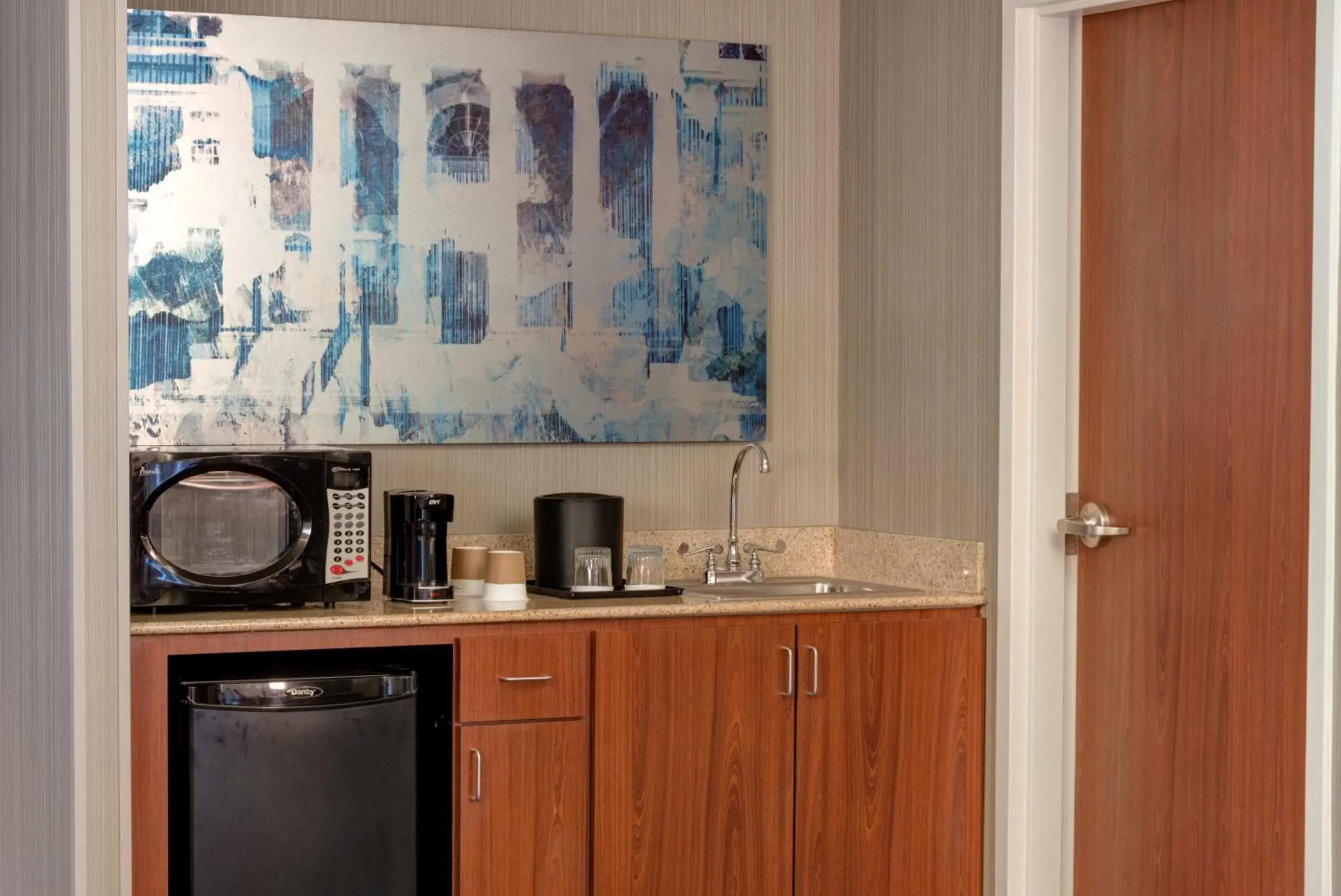 King Room with Sofa Bed and Adapted Tub - Mobility and Hearing Accessible in Courtyard Chapel Hill King Room with Sofa Bed and Adapted Tub - Mobility and Hearing Accessible in Courtyard Chapel Hill