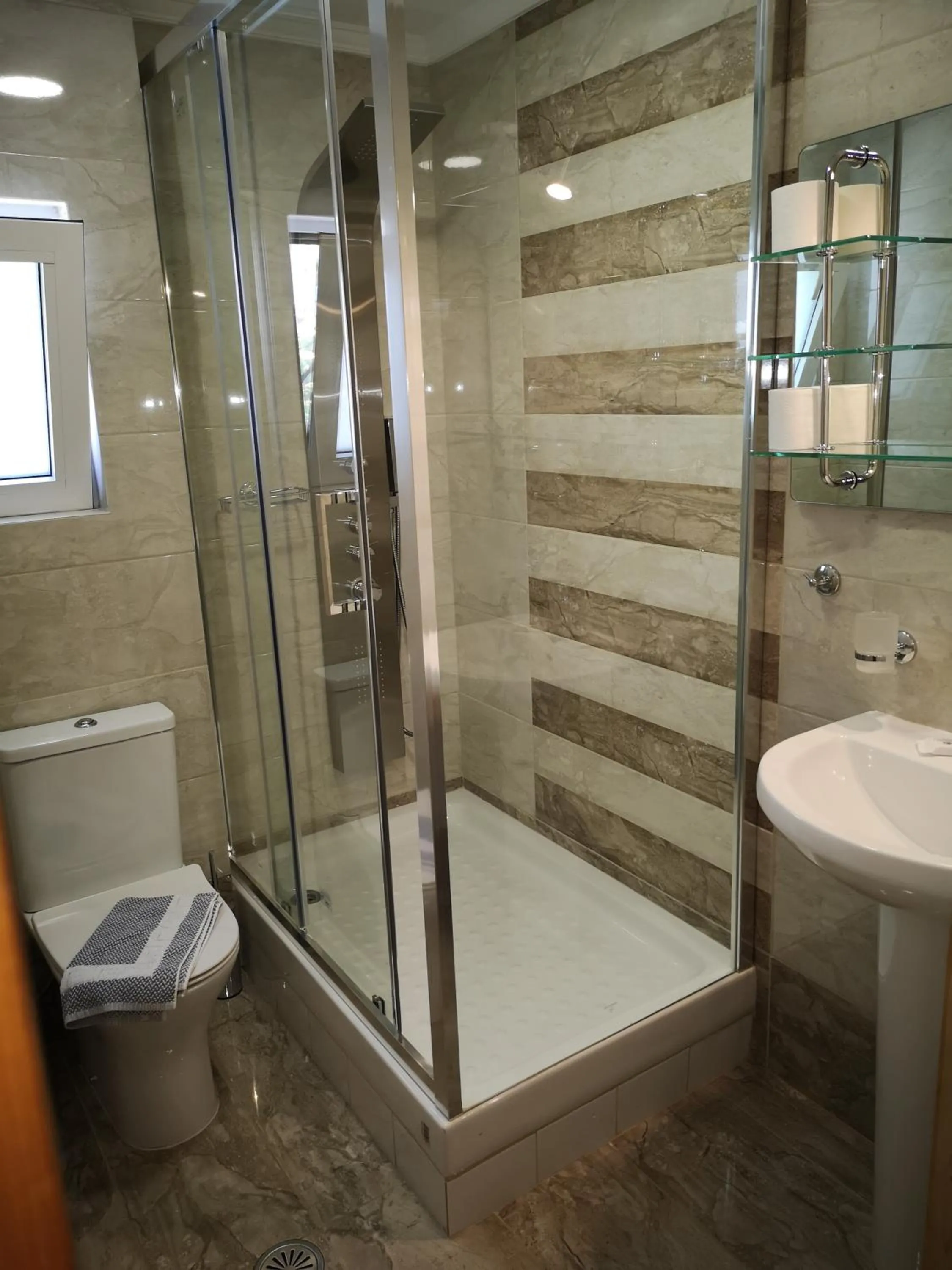 Shower in Petit Palais Hotel