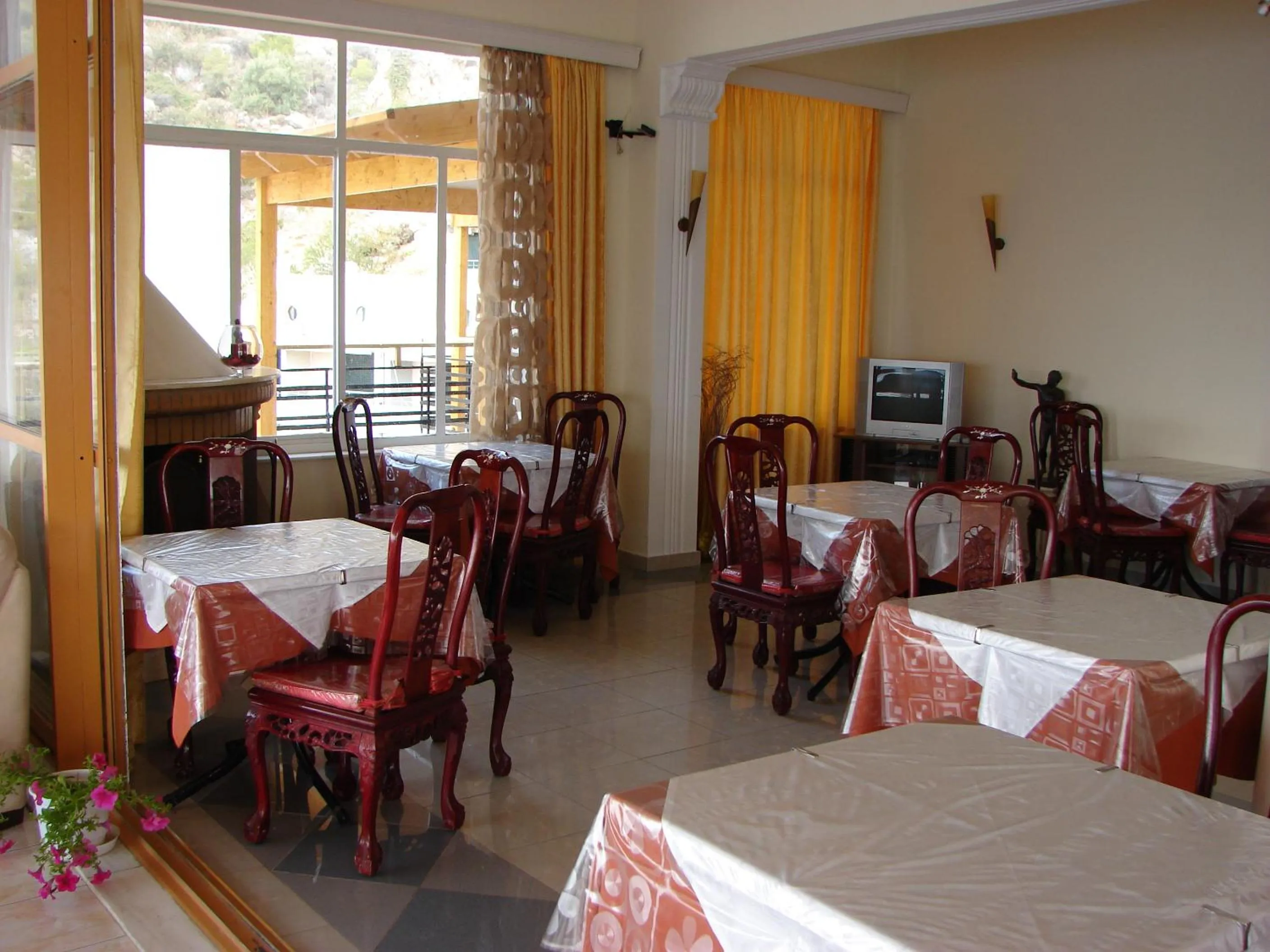 Restaurant/places to eat in Petit Palais Hotel