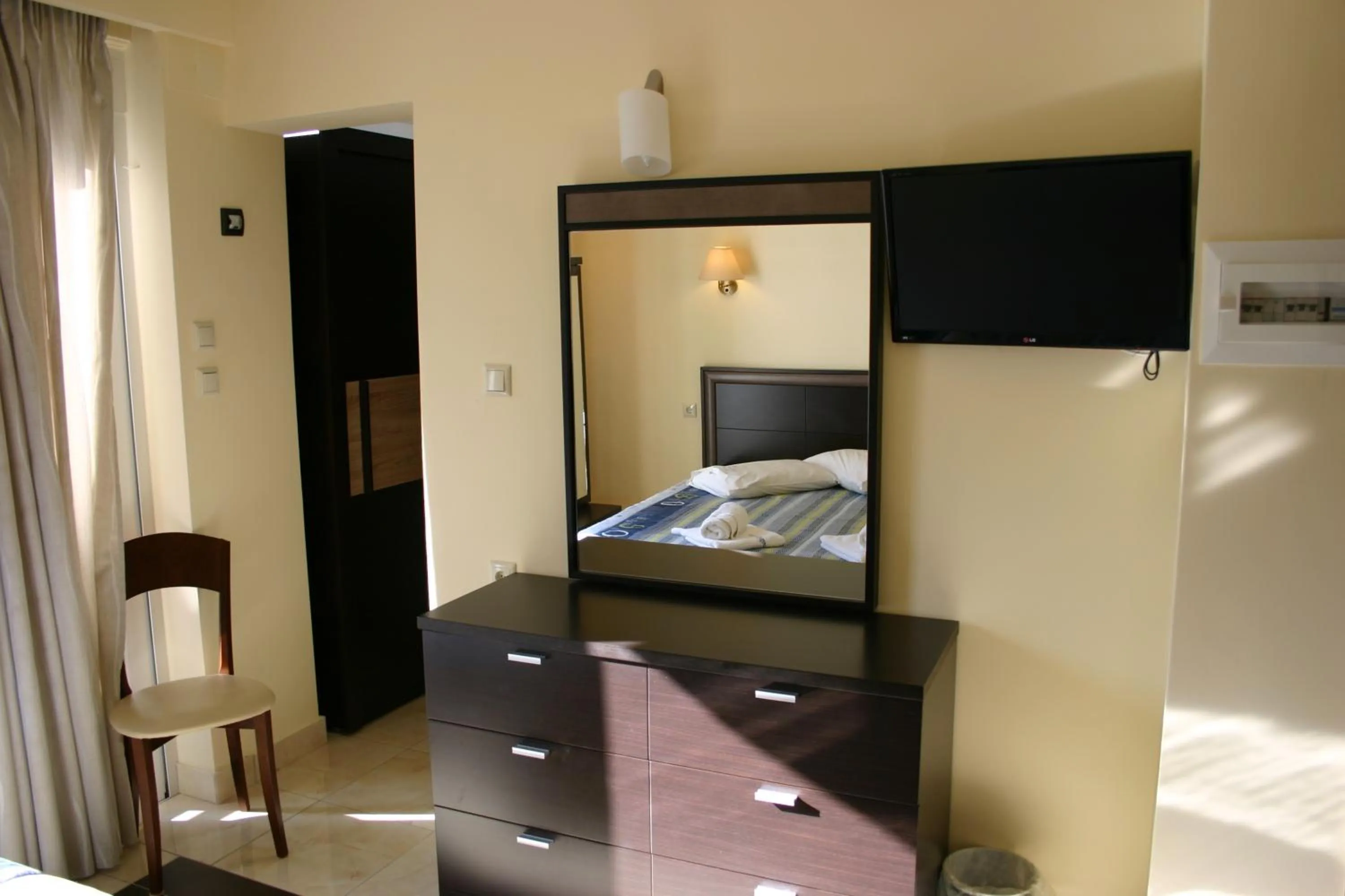 Bedroom, Bed in Petit Palais Hotel