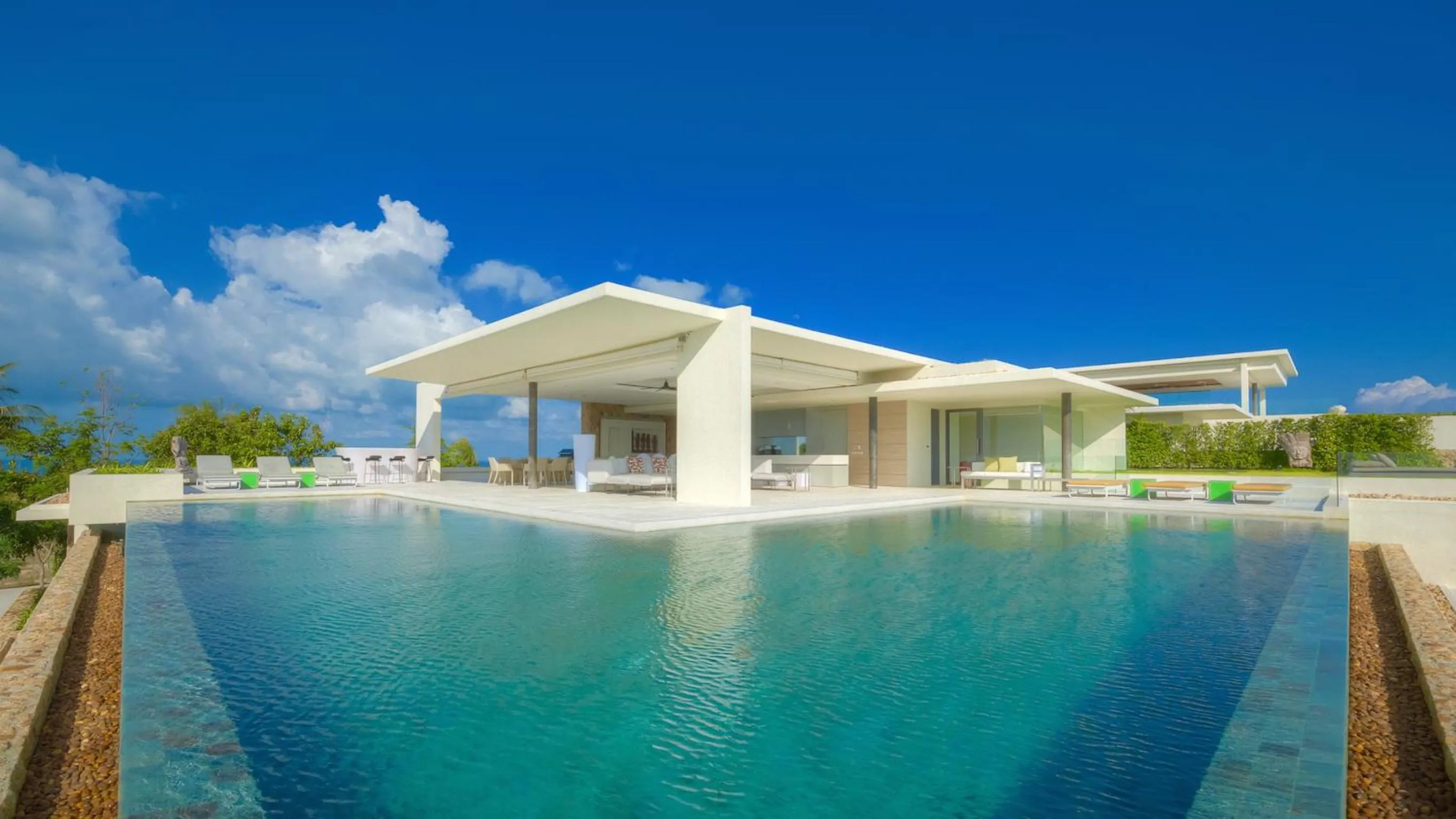 Swimming pool in Villa Anavaya