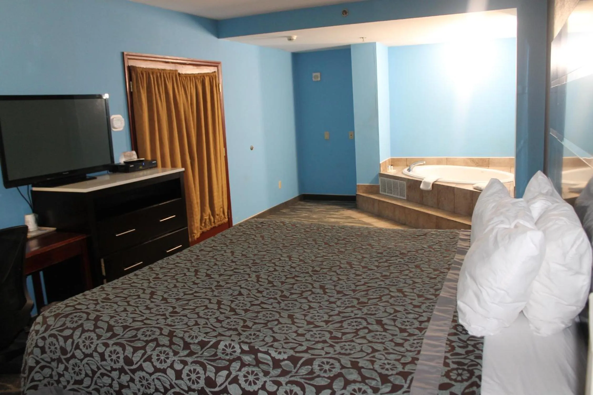 Bed in Days Inn by Wyndham Budd Lake