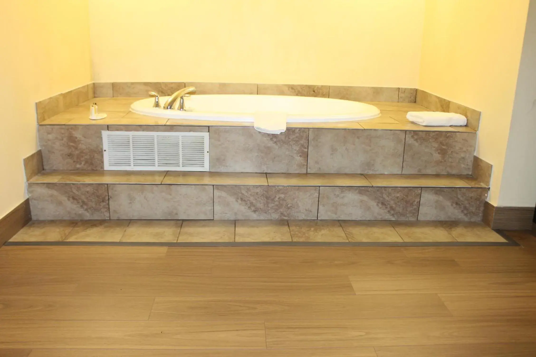 Deluxe King Room with Spa Bath- Smoking in Days Inn by Wyndham Budd Lake Deluxe King Room with Spa Bath- Smoking in Days Inn by Wyndham Budd Lake