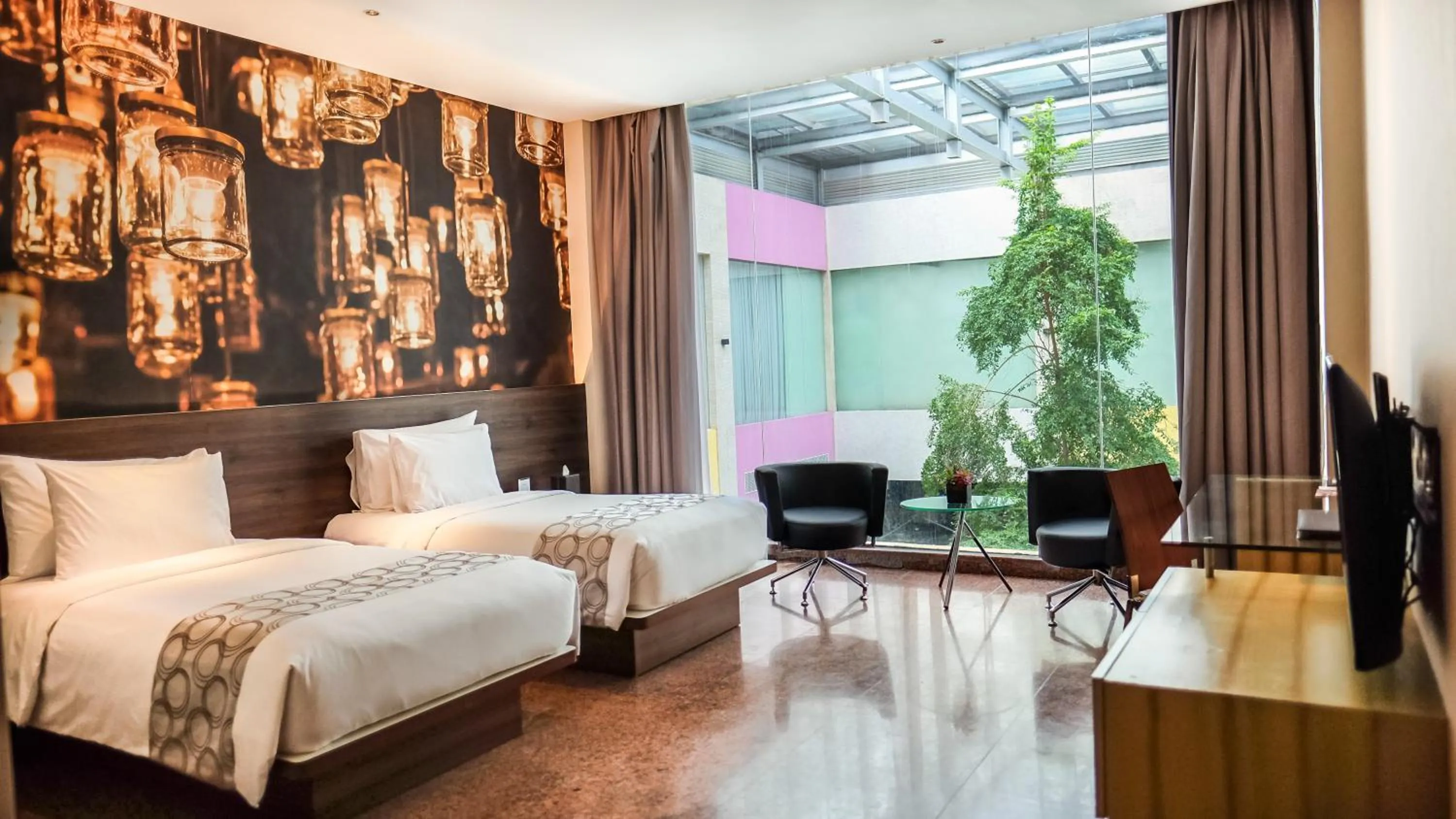 Bed in FM7 Resort Hotel - Jakarta Airport