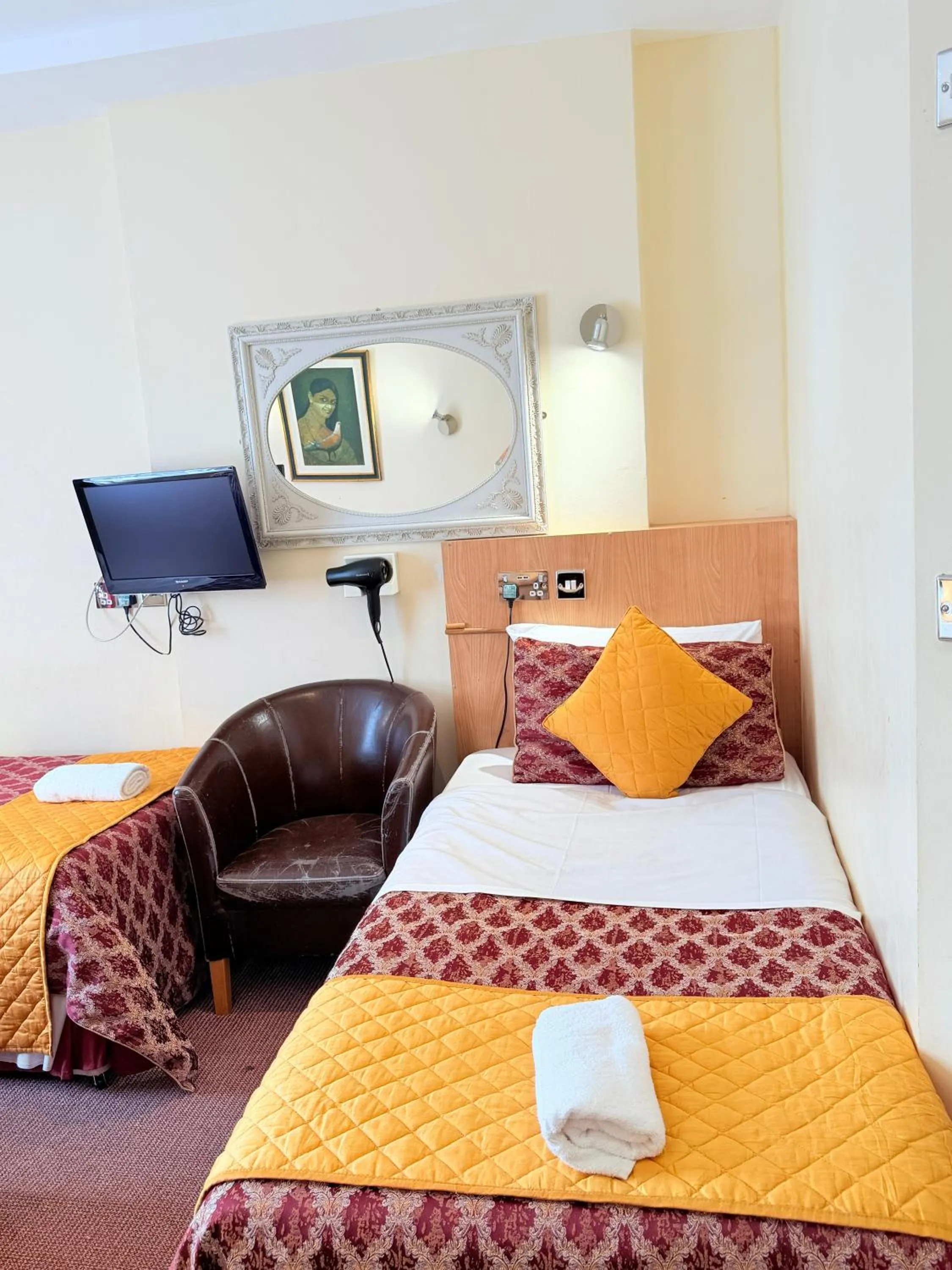 Bed in Albro House Hotel, London