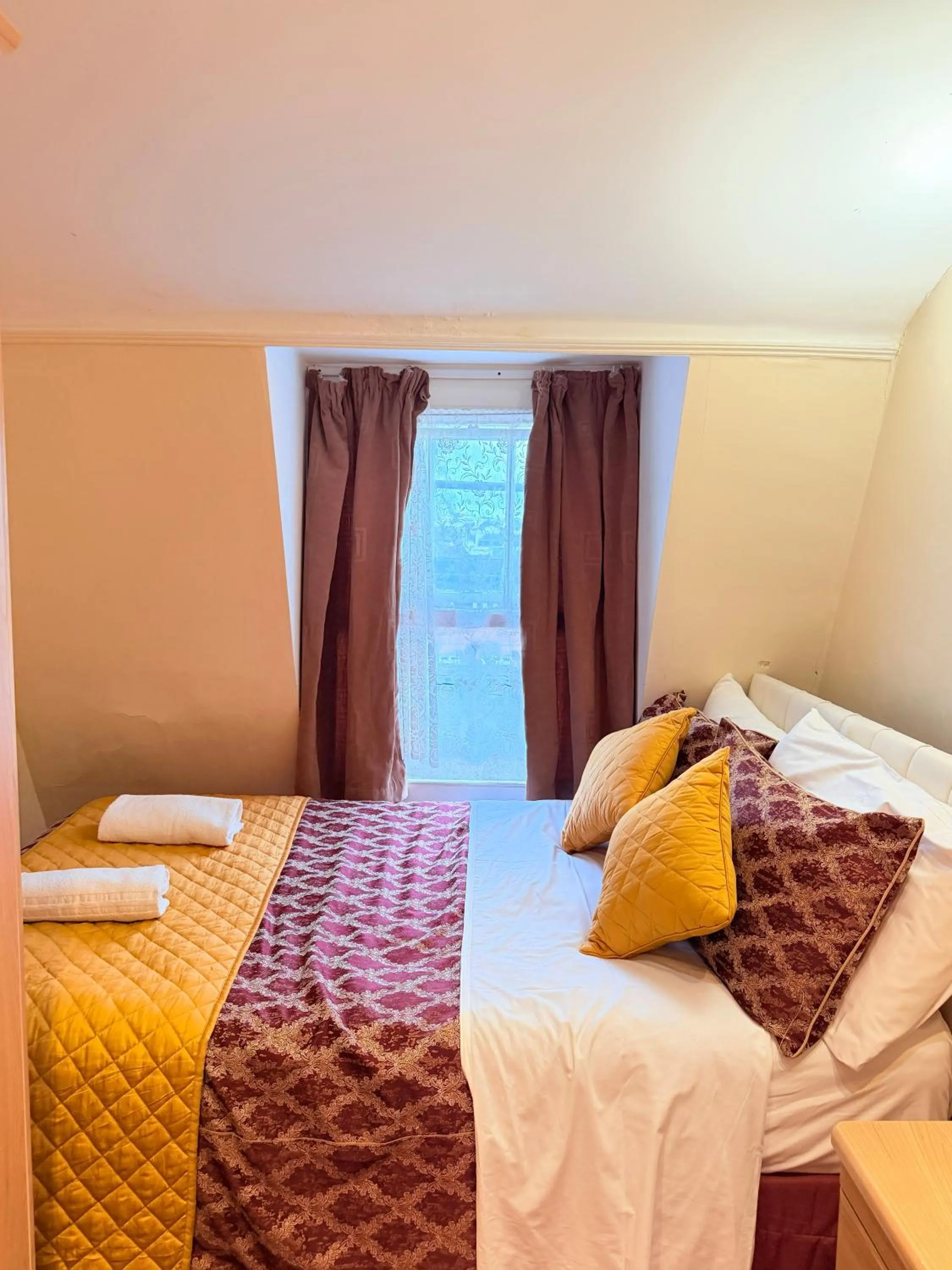 Bed in Albro House Hotel, London