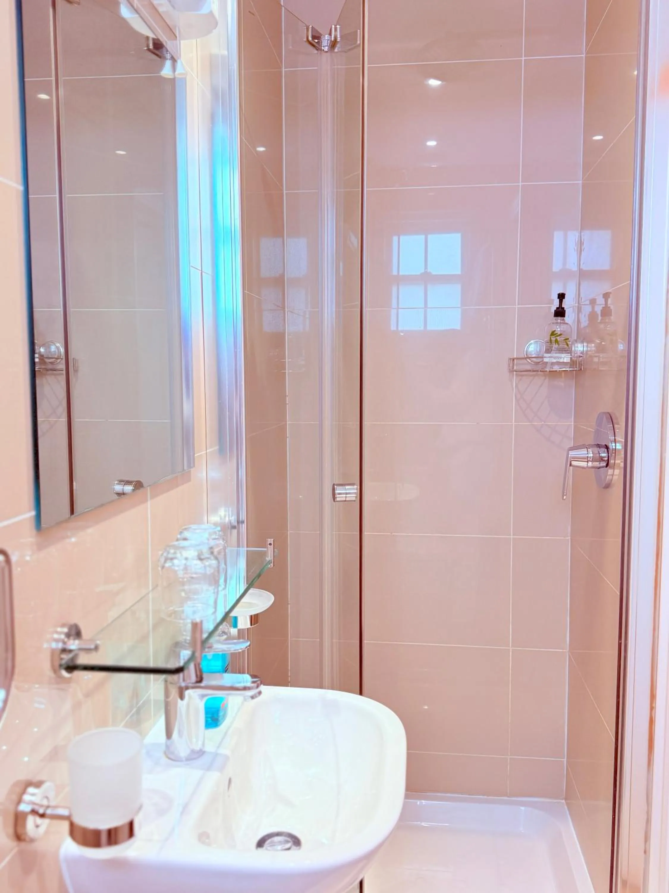 Bathroom in Albro House Hotel, London