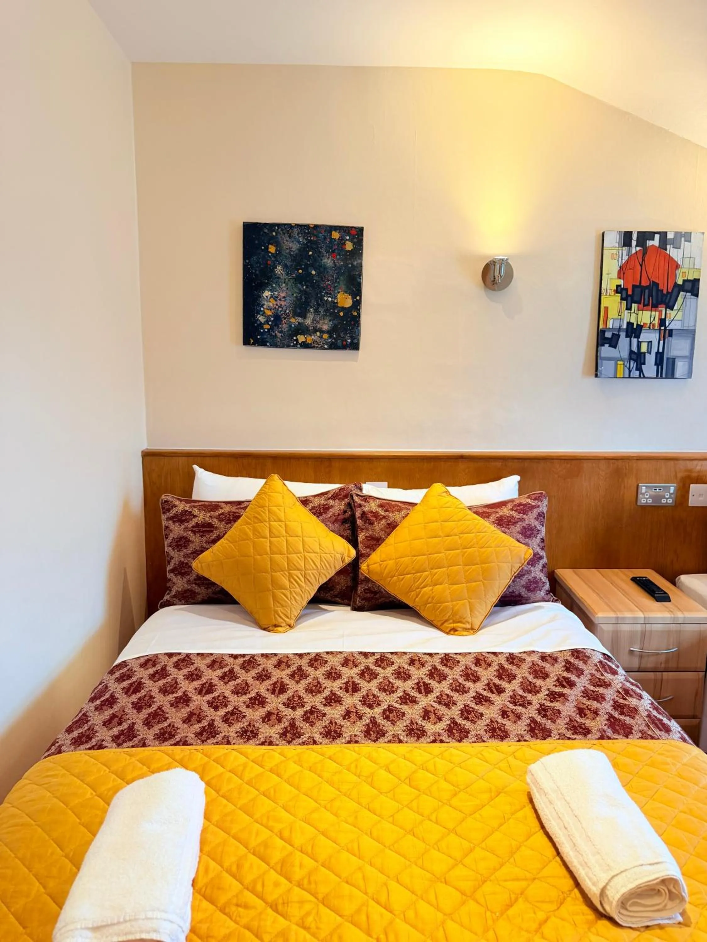 Bed in Albro House Hotel, London